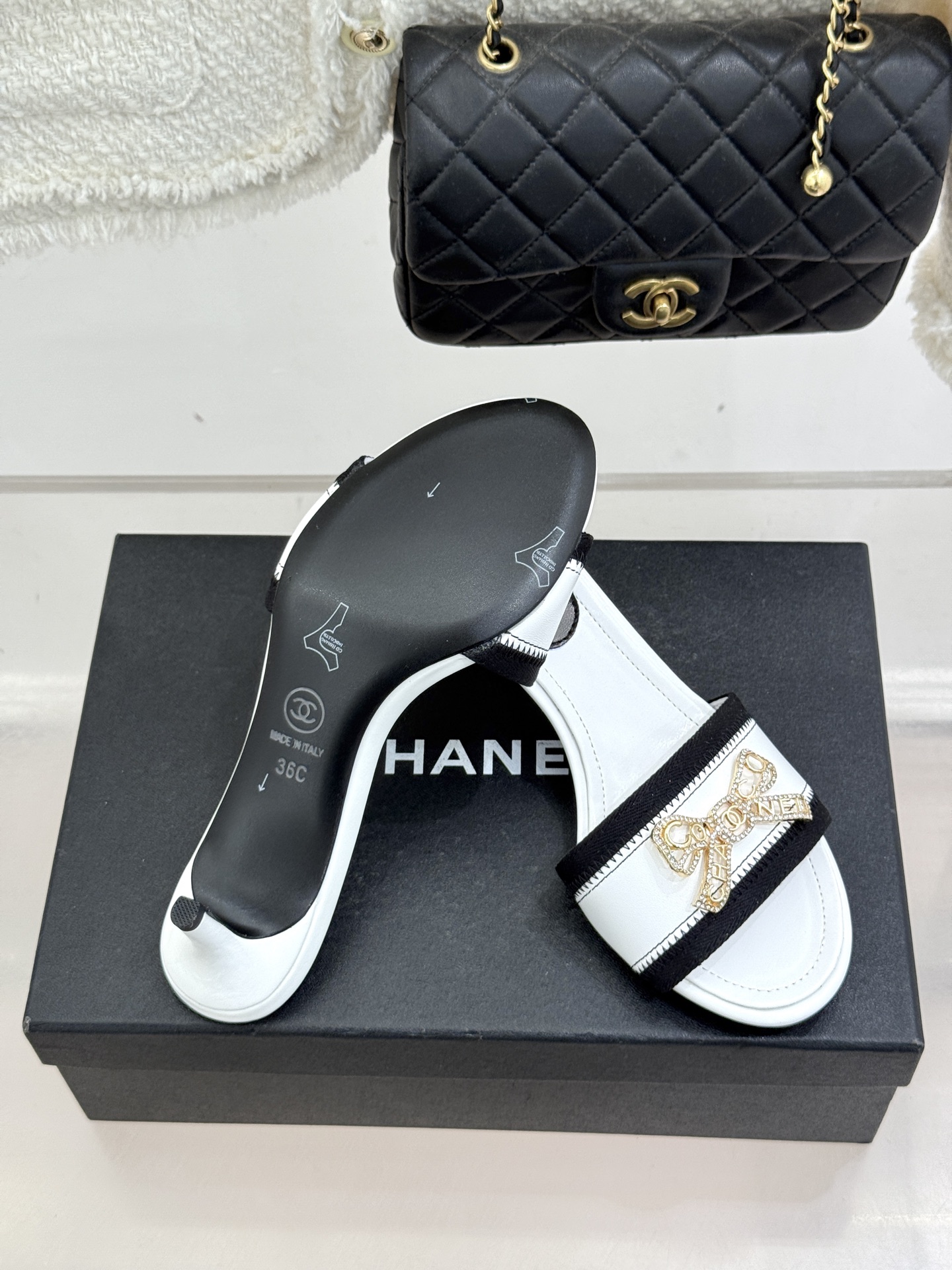 CHANE*｜小香经典水钻双C蝴蝶结猫跟拖鞋当经典水钻双C遇上灵动金属蝴蝶结这双拖鞋便成了优雅与甜美的代