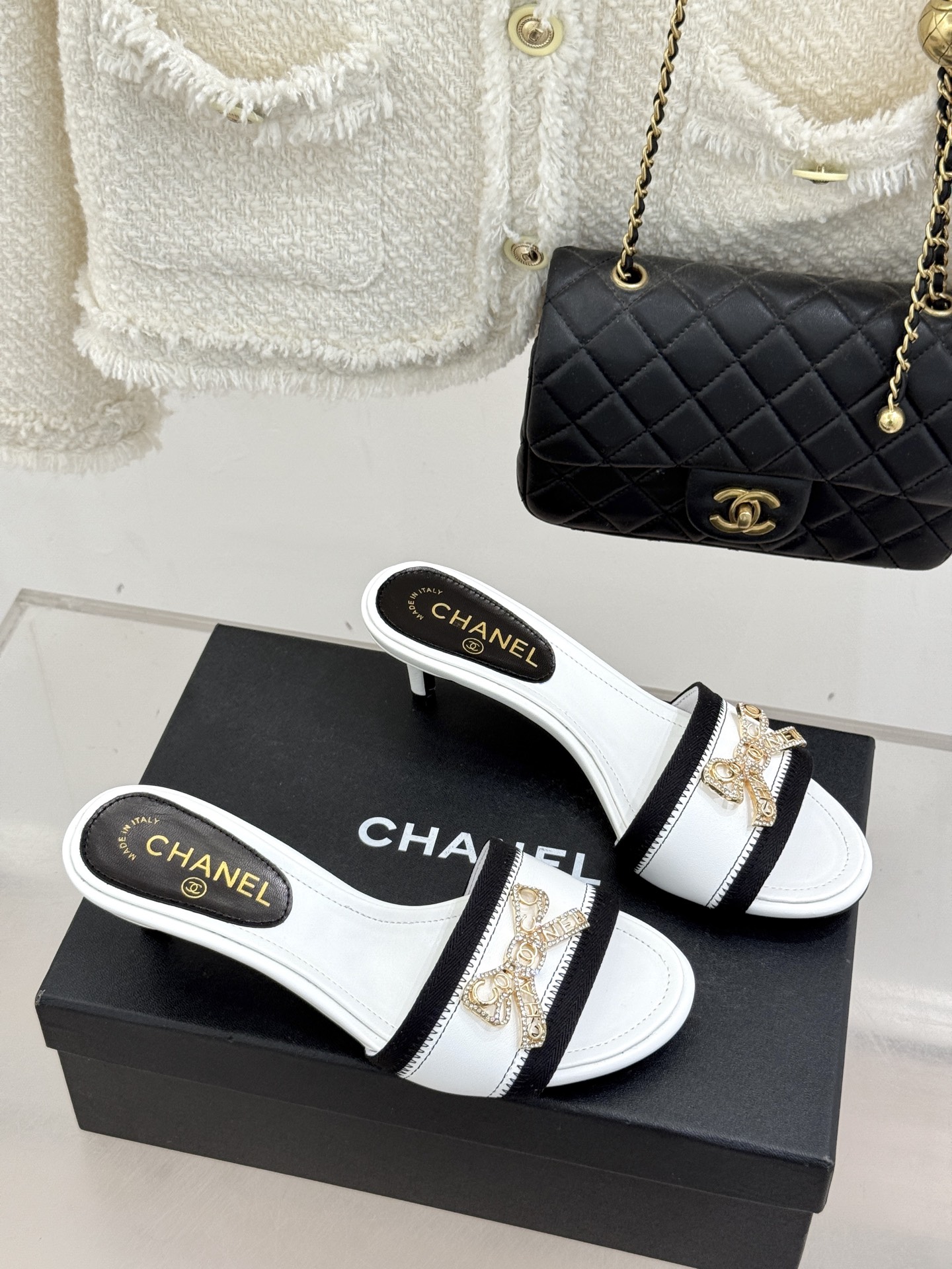 CHANE*｜小香经典水钻双C蝴蝶结猫跟拖鞋当经典水钻双C遇上灵动金属蝴蝶结这双拖鞋便成了优雅与甜美的代