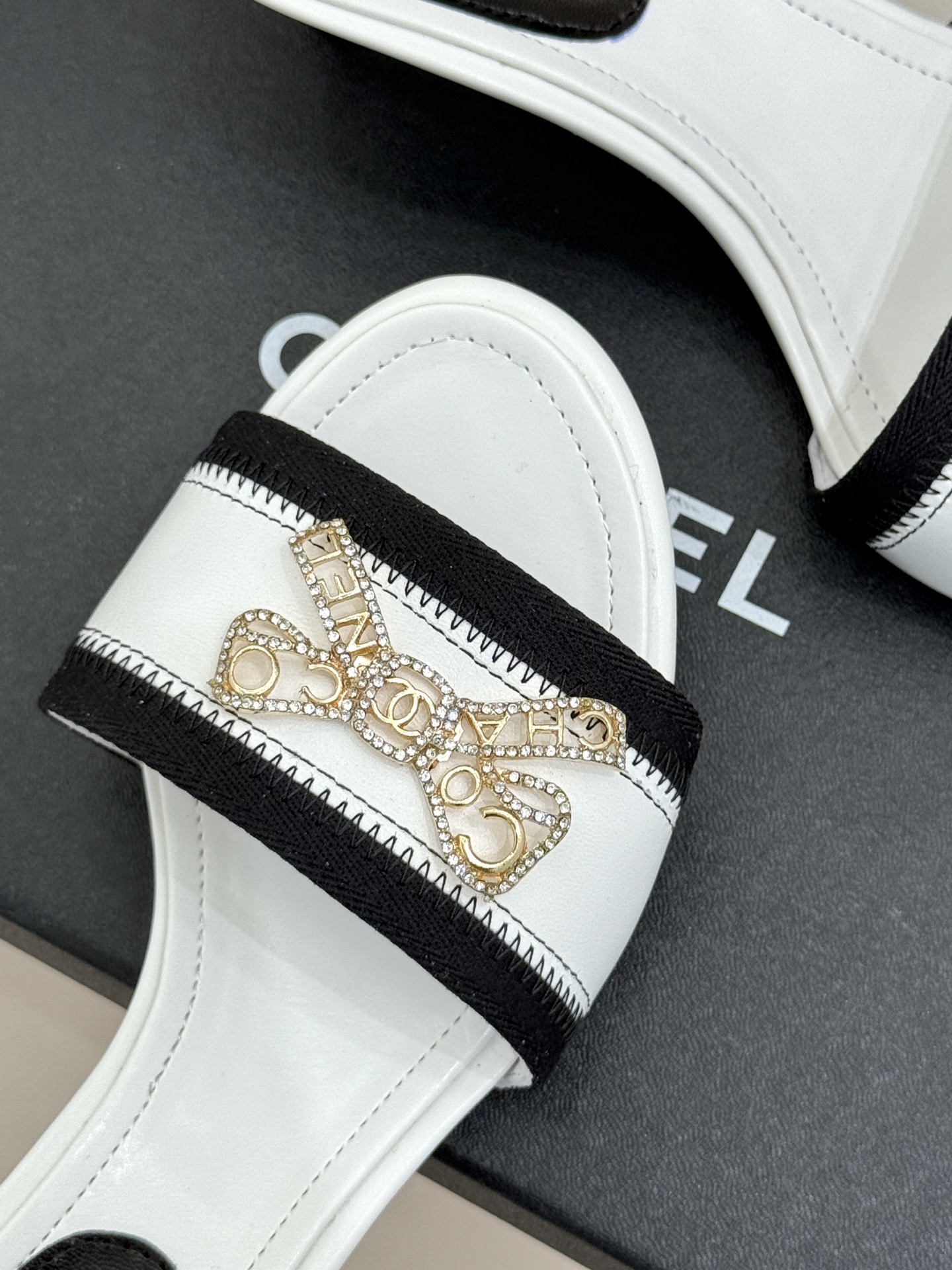 CHANE*｜小香经典水钻双C蝴蝶结猫跟拖鞋当经典水钻双C遇上灵动金属蝴蝶结这双拖鞋便成了优雅与甜美的代