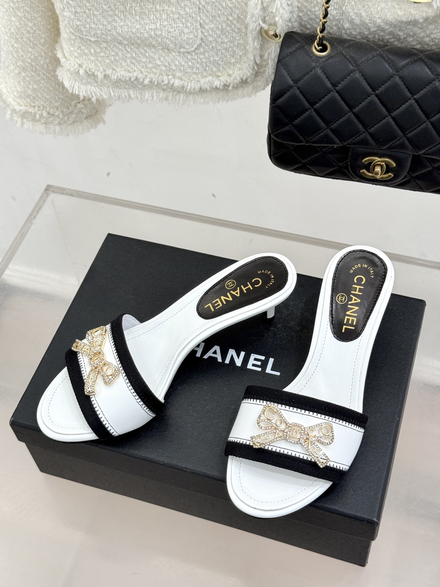 CHANE*｜小香经典水钻双C蝴蝶结猫跟拖鞋当经典水钻双C遇上灵动金属蝴蝶结这双拖鞋便成了优雅与甜美的代