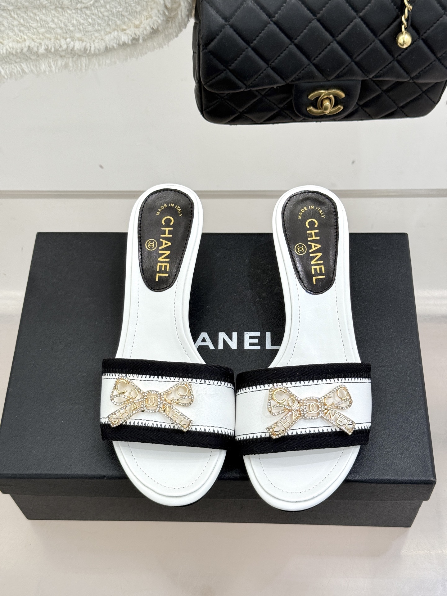 CHANE*｜小香经典水钻双C蝴蝶结猫跟拖鞋当经典水钻双C遇上灵动金属蝴蝶结这双拖鞋便成了优雅与甜美的代