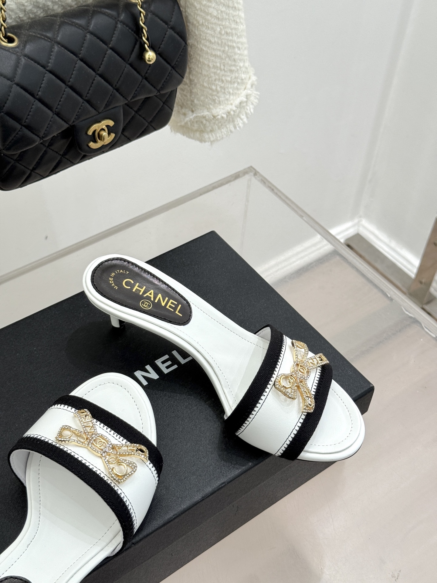 CHANE*｜小香经典水钻双C蝴蝶结猫跟拖鞋当经典水钻双C遇上灵动金属蝴蝶结这双拖鞋便成了优雅与甜美的代