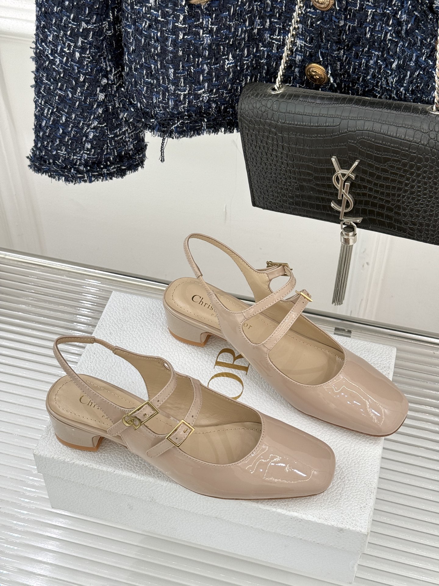 Dior/迪奥26WF新品双带粗跟玛丽珍鞋溯源品牌1950年代经典基因以现代审美重构复古摩登。金属搭扣尽