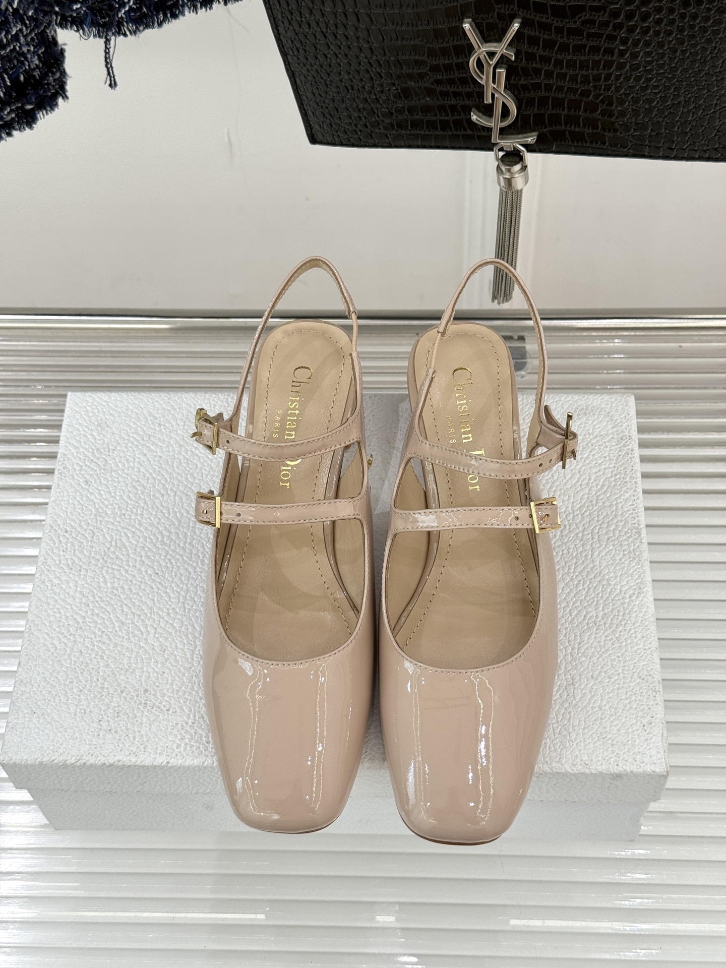 Dior/迪奥26WF新品双带粗跟玛丽珍鞋溯源品牌1950年代经典基因以现代审美重构复古摩登。金属搭扣尽