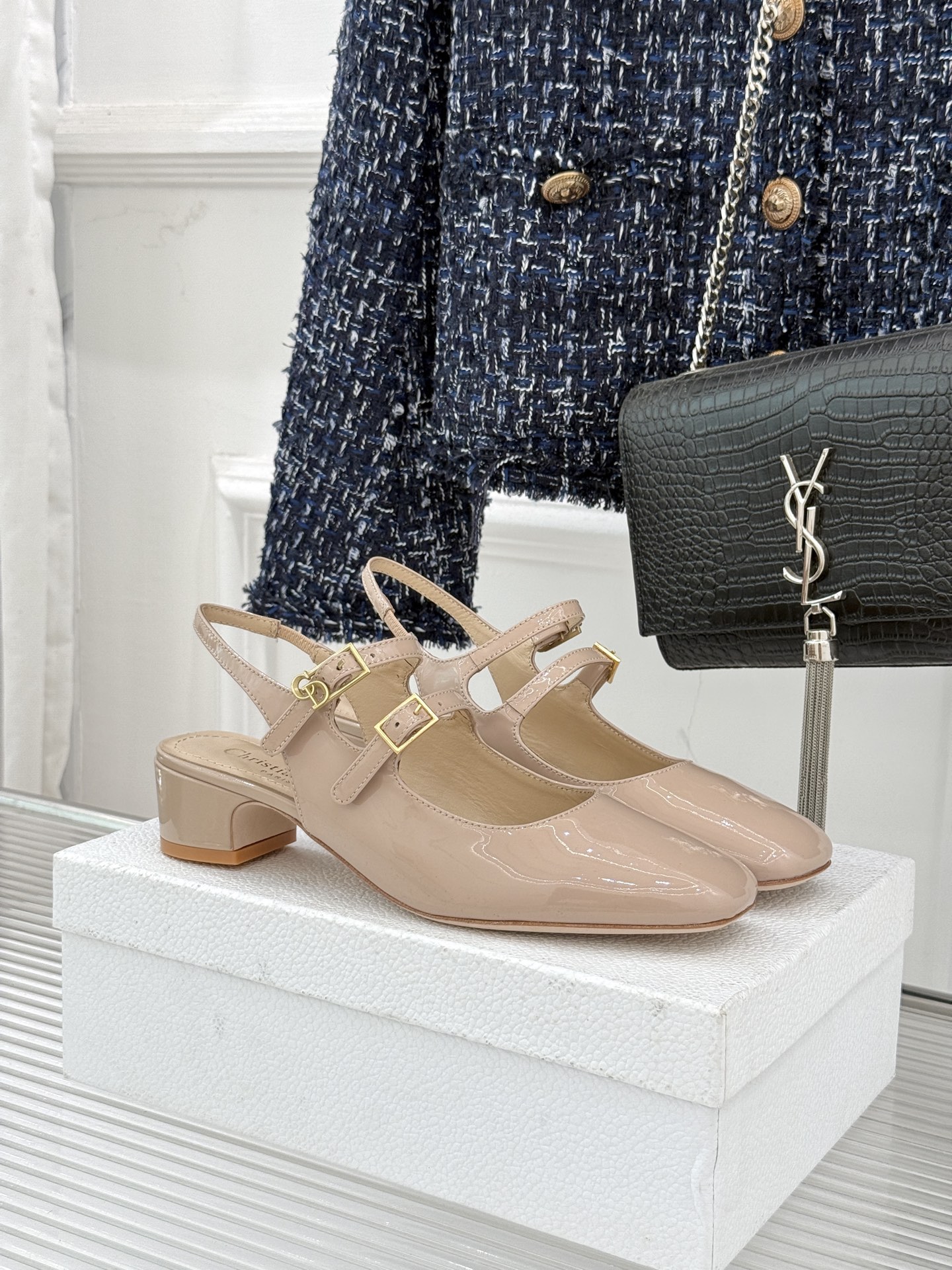 Dior/迪奥26WF新品双带粗跟玛丽珍鞋溯源品牌1950年代经典基因以现代审美重构复古摩登。金属搭扣尽