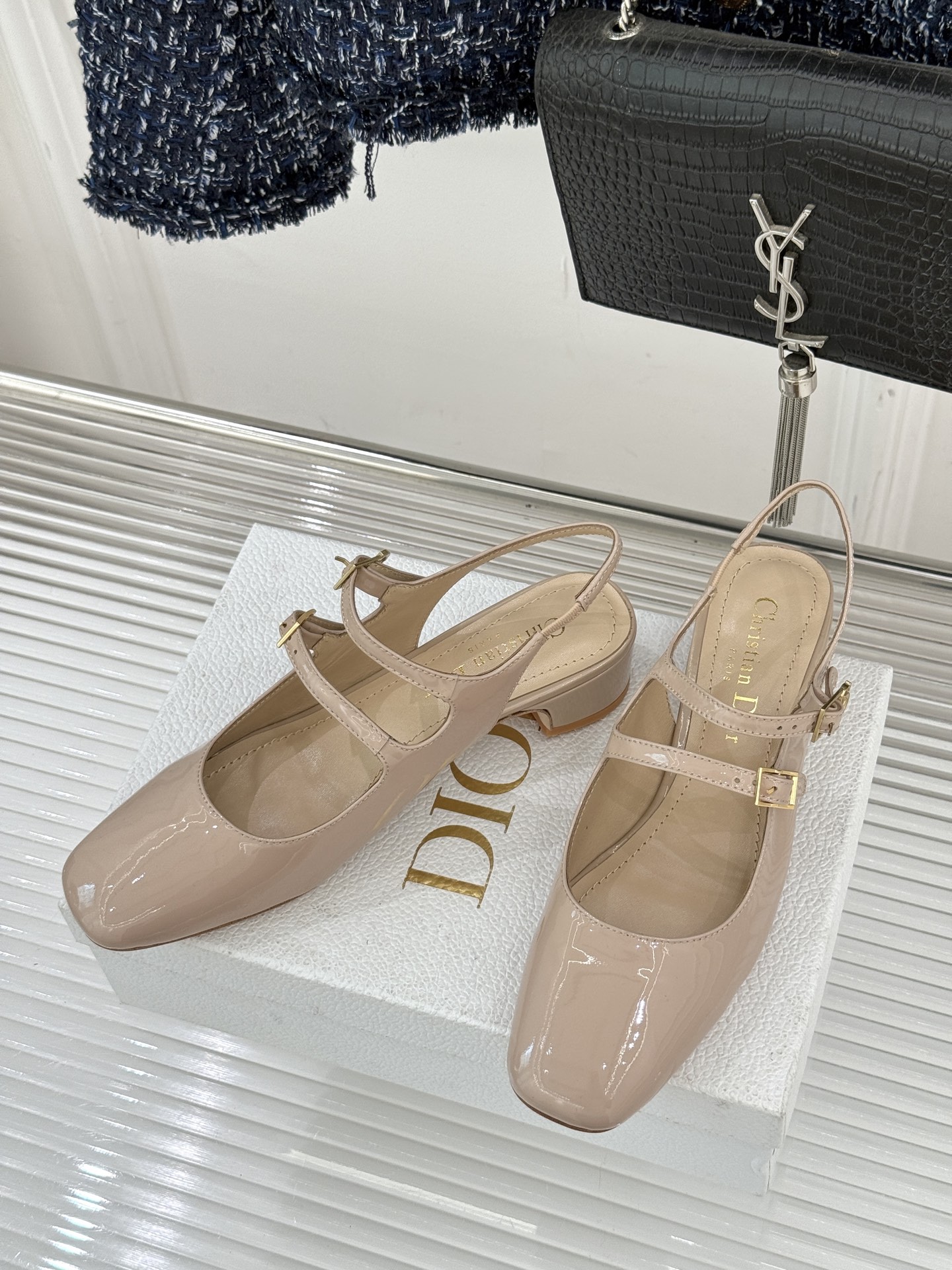 Dior/迪奥26WF新品双带粗跟玛丽珍鞋溯源品牌1950年代经典基因以现代审美重构复古摩登。金属搭扣尽