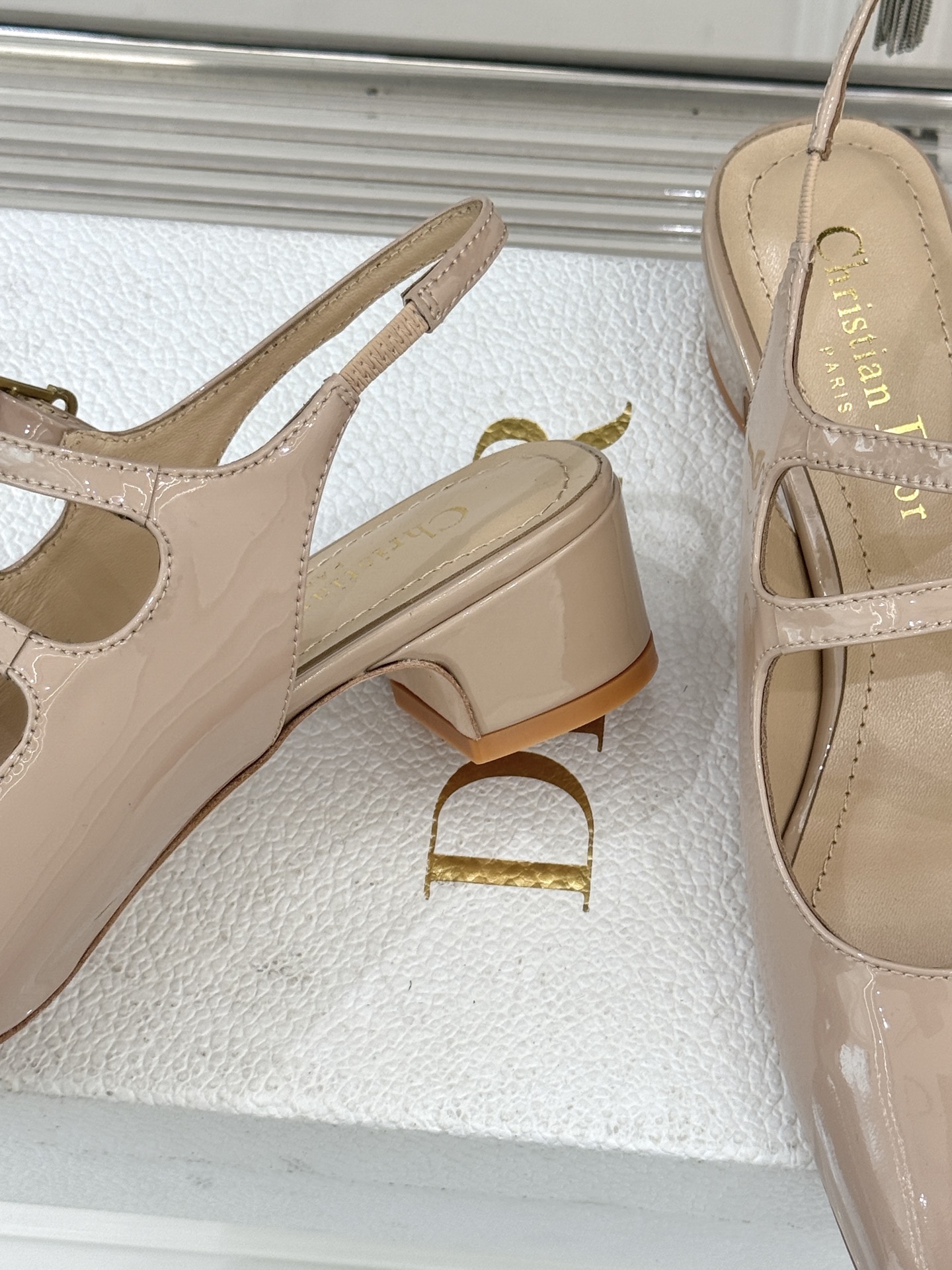 Dior/迪奥26WF新品双带粗跟玛丽珍鞋溯源品牌1950年代经典基因以现代审美重构复古摩登。金属搭扣尽