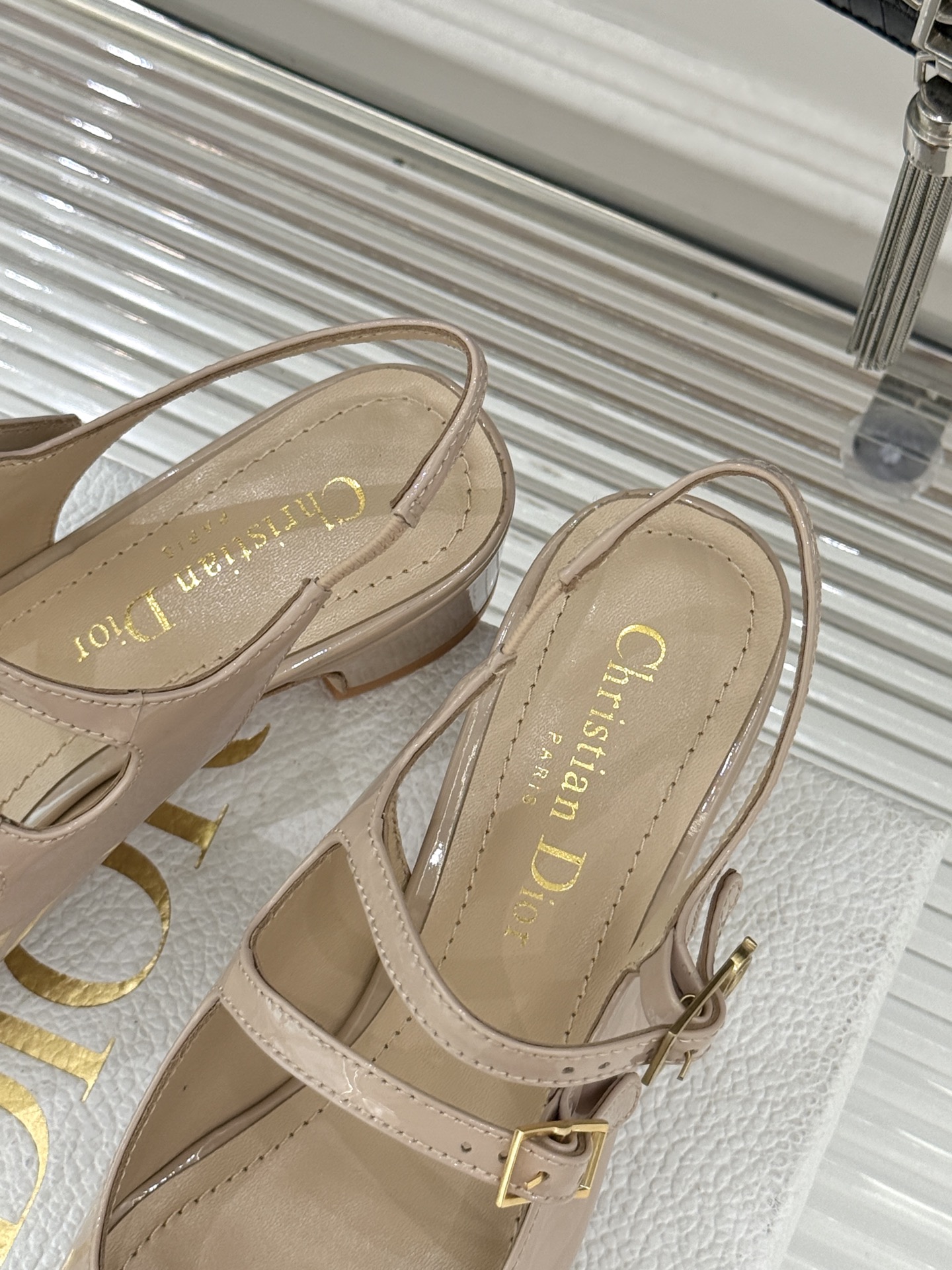 Dior/迪奥26WF新品双带粗跟玛丽珍鞋溯源品牌1950年代经典基因以现代审美重构复古摩登。金属搭扣尽