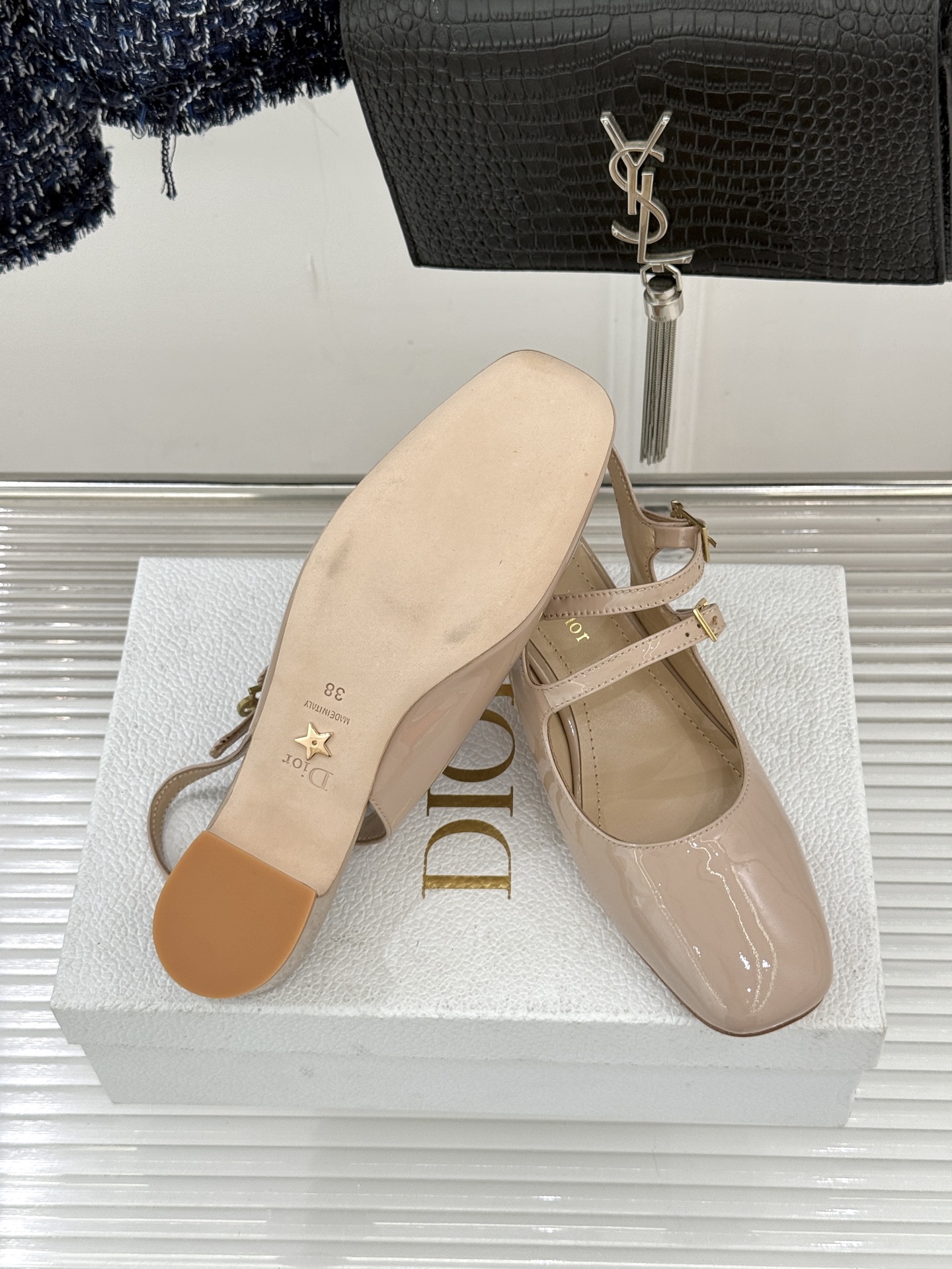 Dior/迪奥26WF新品双带粗跟玛丽珍鞋溯源品牌1950年代经典基因以现代审美重构复古摩登。金属搭扣尽