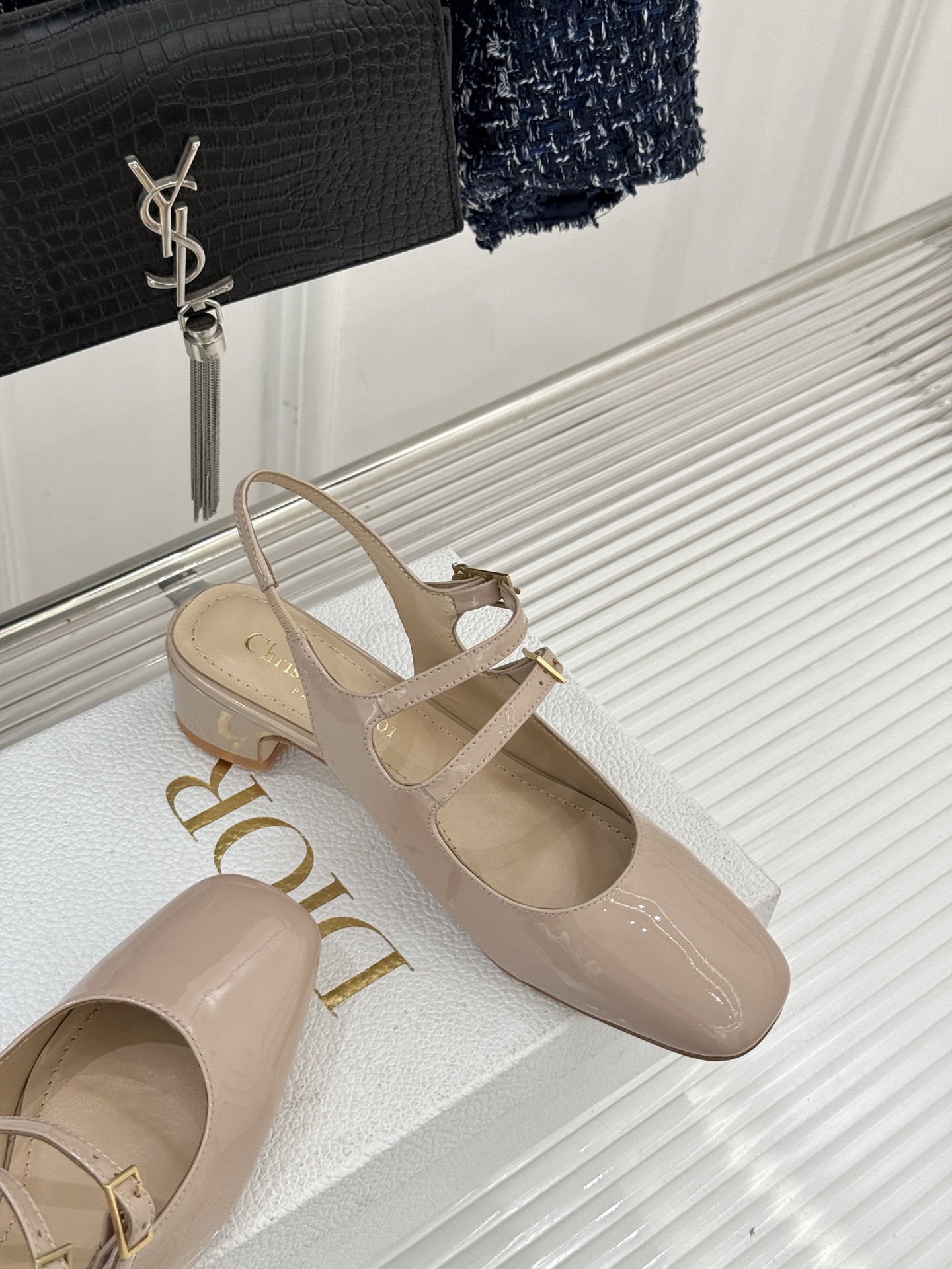 Dior/迪奥26WF新品双带粗跟玛丽珍鞋溯源品牌1950年代经典基因以现代审美重构复古摩登。金属搭扣尽