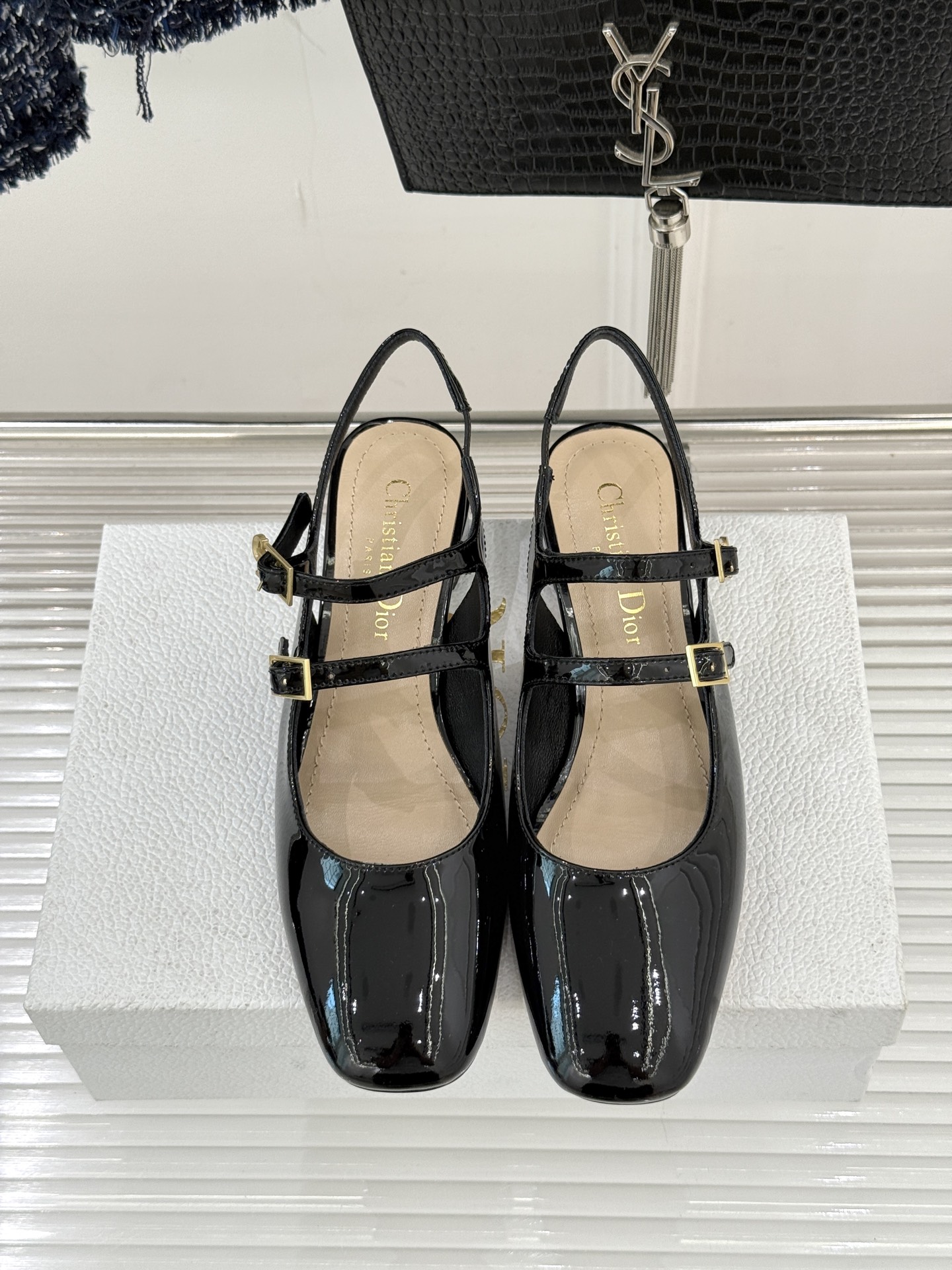 Dior/迪奥26WF新品双带粗跟玛丽珍鞋溯源品牌1950年代经典基因以现代审美重构复古摩登。金属搭扣尽