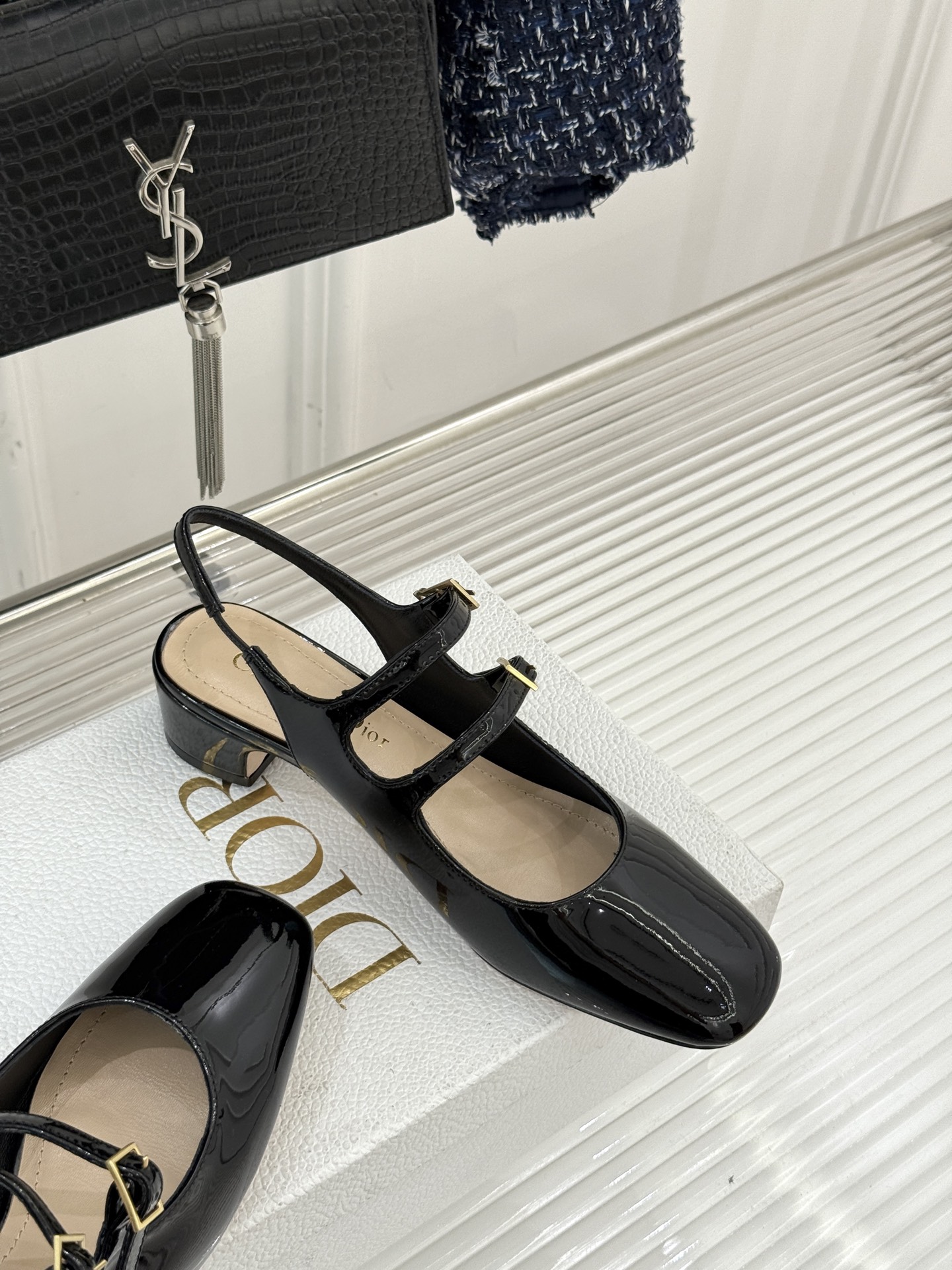 Dior/迪奥26WF新品双带粗跟玛丽珍鞋溯源品牌1950年代经典基因以现代审美重构复古摩登。金属搭扣尽