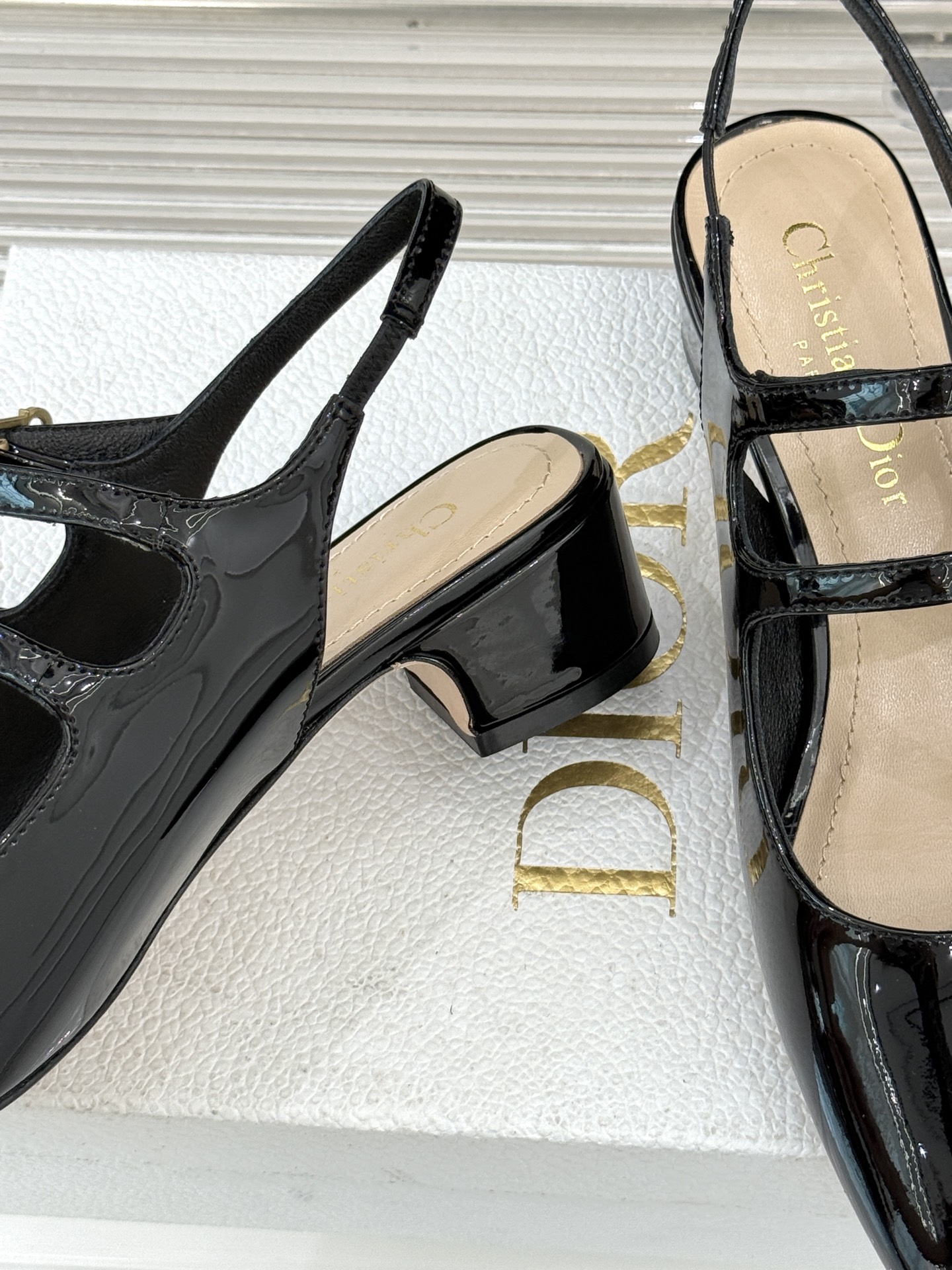 Dior/迪奥26WF新品双带粗跟玛丽珍鞋溯源品牌1950年代经典基因以现代审美重构复古摩登。金属搭扣尽