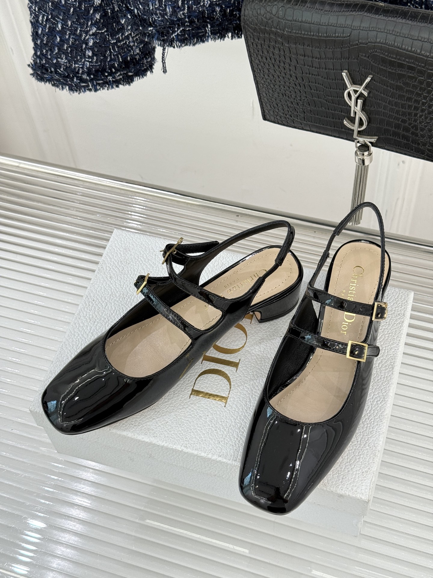 Dior/迪奥26WF新品双带粗跟玛丽珍鞋溯源品牌1950年代经典基因以现代审美重构复古摩登。金属搭扣尽