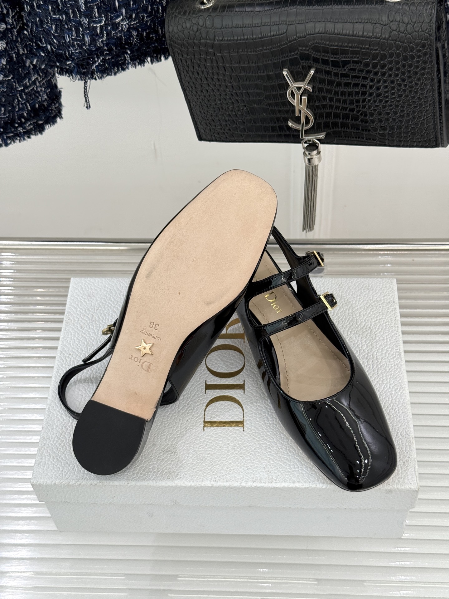 Dior/迪奥26WF新品双带粗跟玛丽珍鞋溯源品牌1950年代经典基因以现代审美重构复古摩登。金属搭扣尽