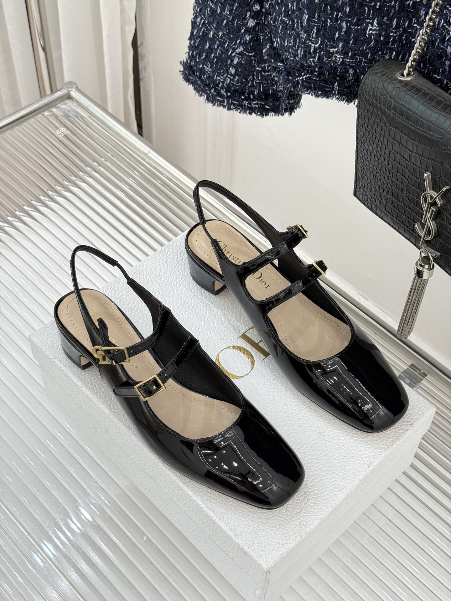 Dior/迪奥26WF新品双带粗跟玛丽珍鞋溯源品牌1950年代经典基因以现代审美重构复古摩登。金属搭扣尽