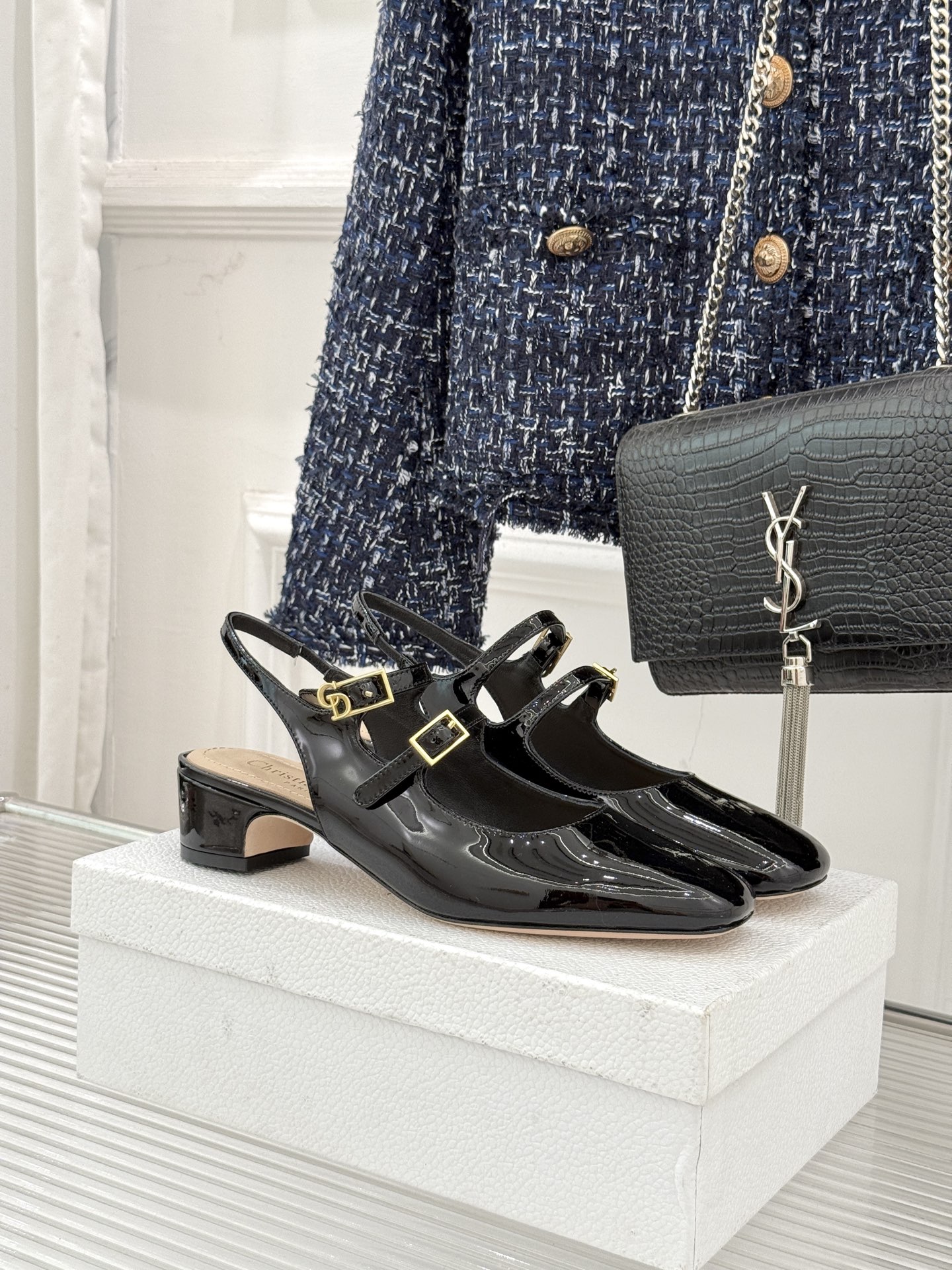 Dior/迪奥26WF新品双带粗跟玛丽珍鞋溯源品牌1950年代经典基因以现代审美重构复古摩登。金属搭扣尽