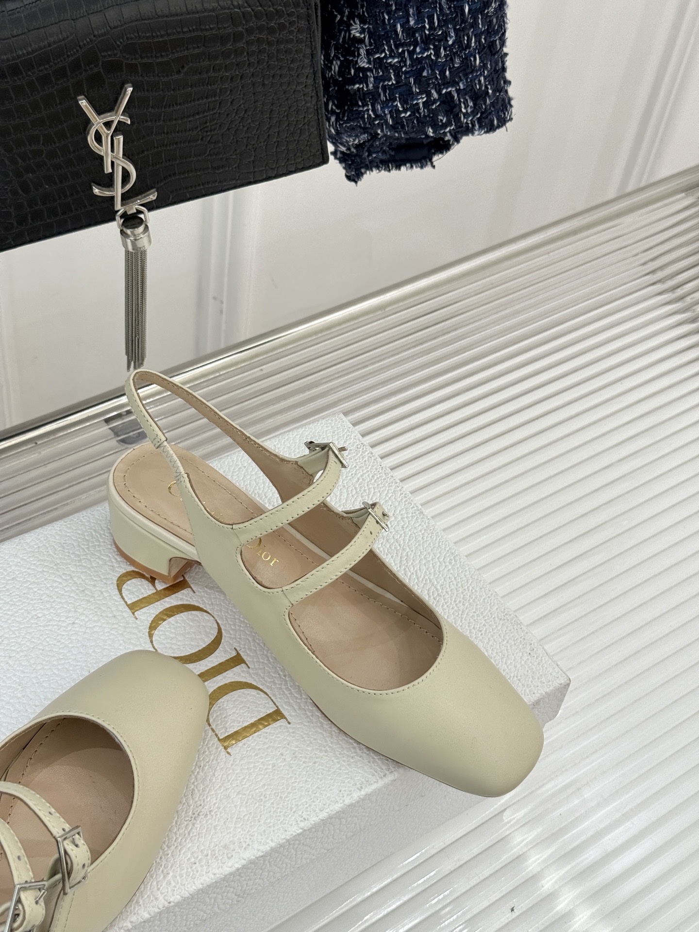 Dior/迪奥26WF新品双带粗跟玛丽珍鞋溯源品牌1950年代经典基因以现代审美重构复古摩登。金属搭扣尽