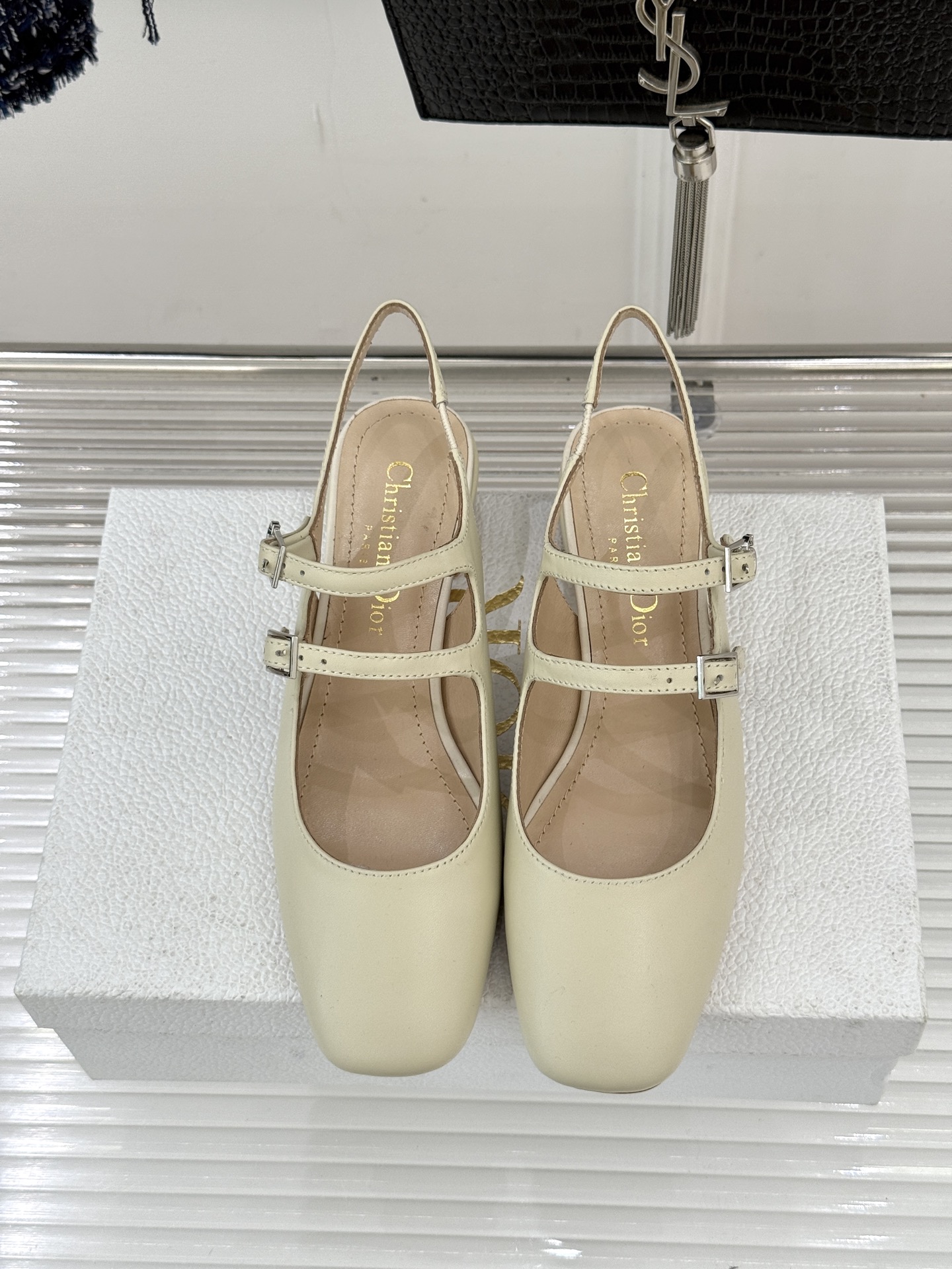 Dior/迪奥26WF新品双带粗跟玛丽珍鞋溯源品牌1950年代经典基因以现代审美重构复古摩登。金属搭扣尽