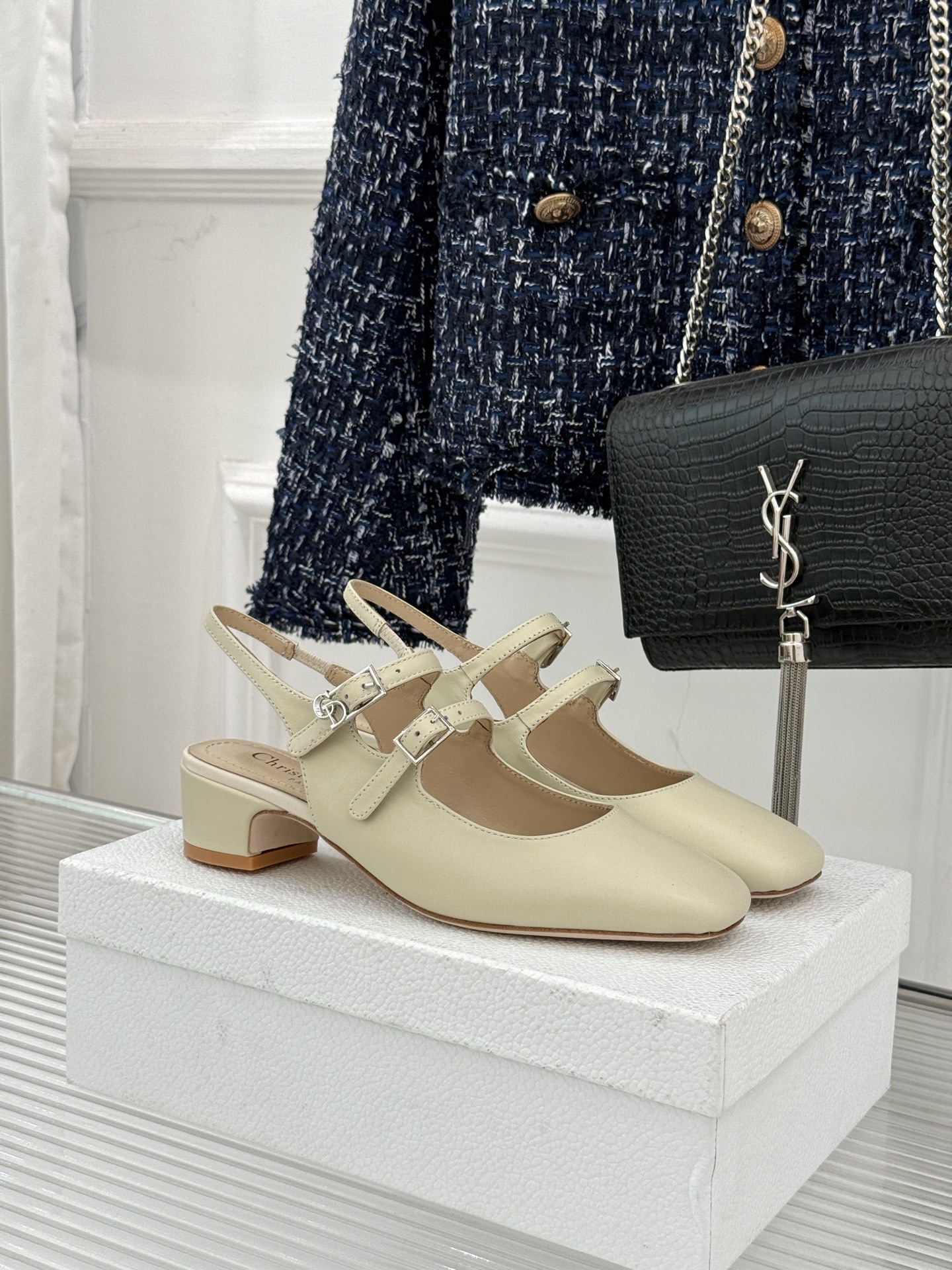 Dior/迪奥26WF新品双带粗跟玛丽珍鞋溯源品牌1950年代经典基因以现代审美重构复古摩登。金属搭扣尽