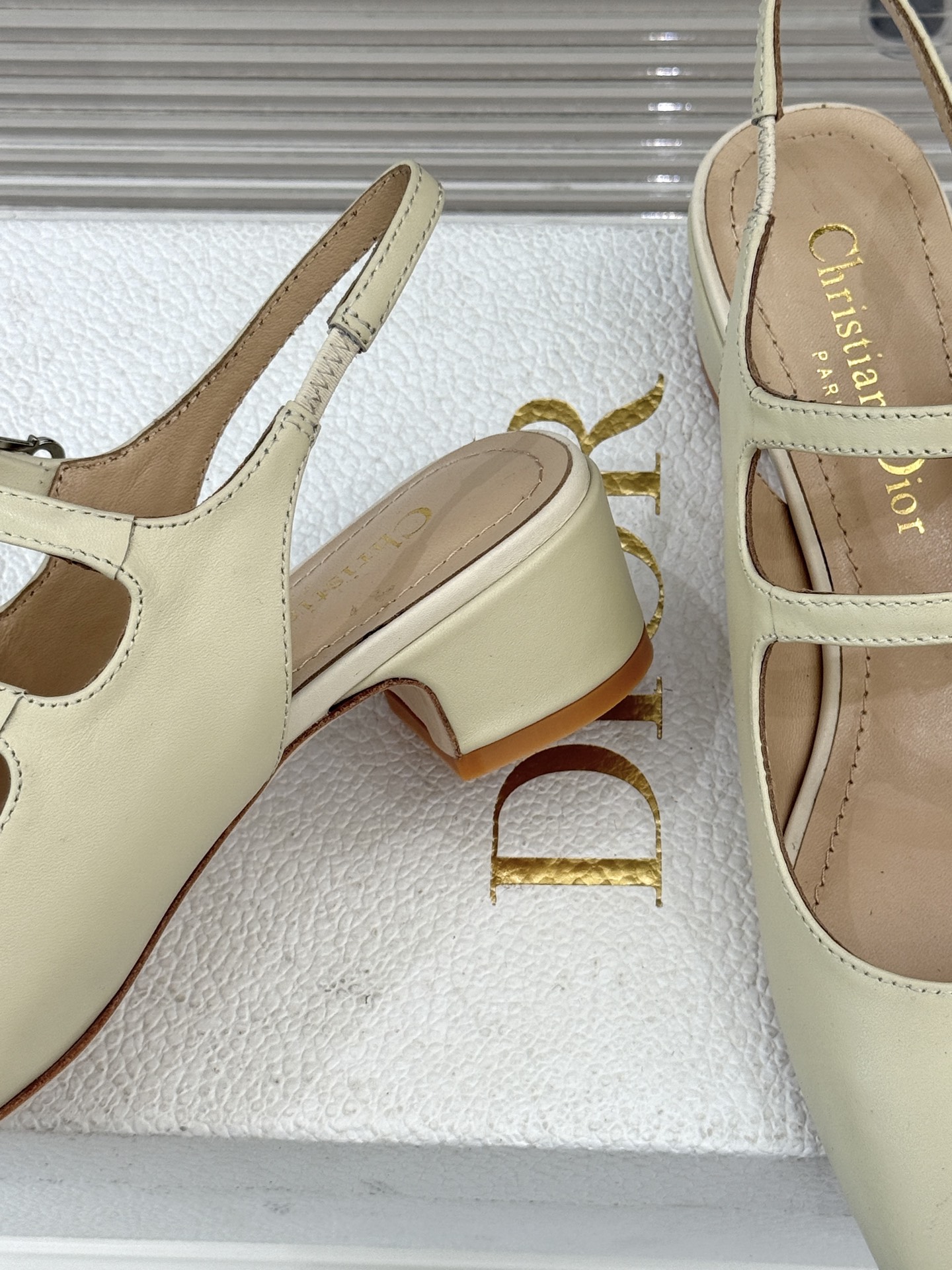 Dior/迪奥26WF新品双带粗跟玛丽珍鞋溯源品牌1950年代经典基因以现代审美重构复古摩登。金属搭扣尽