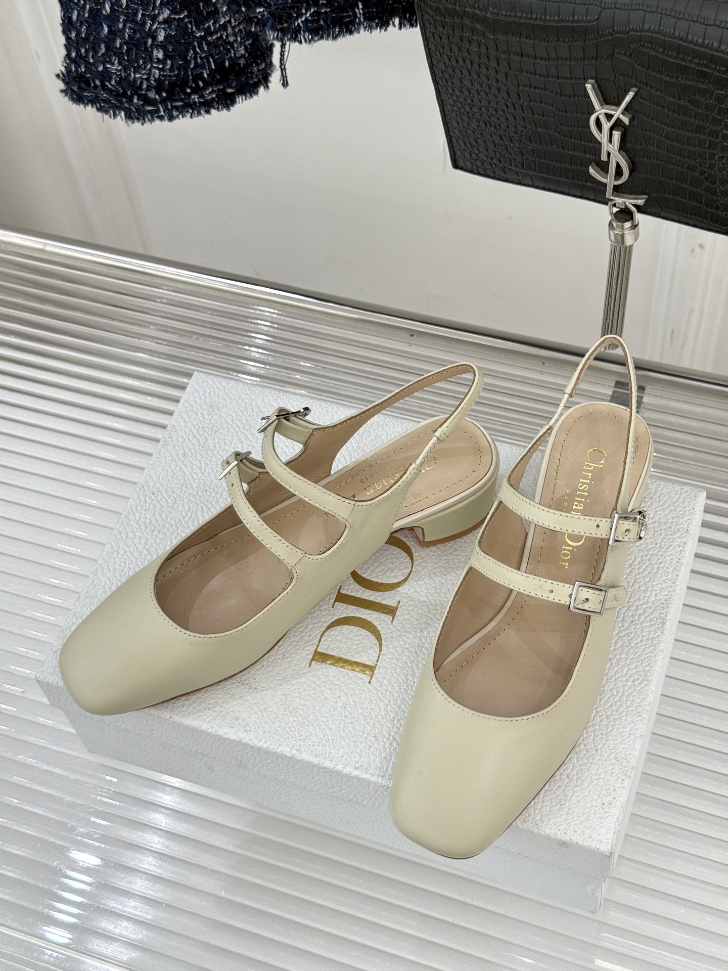 Dior/迪奥26WF新品双带粗跟玛丽珍鞋溯源品牌1950年代经典基因以现代审美重构复古摩登。金属搭扣尽