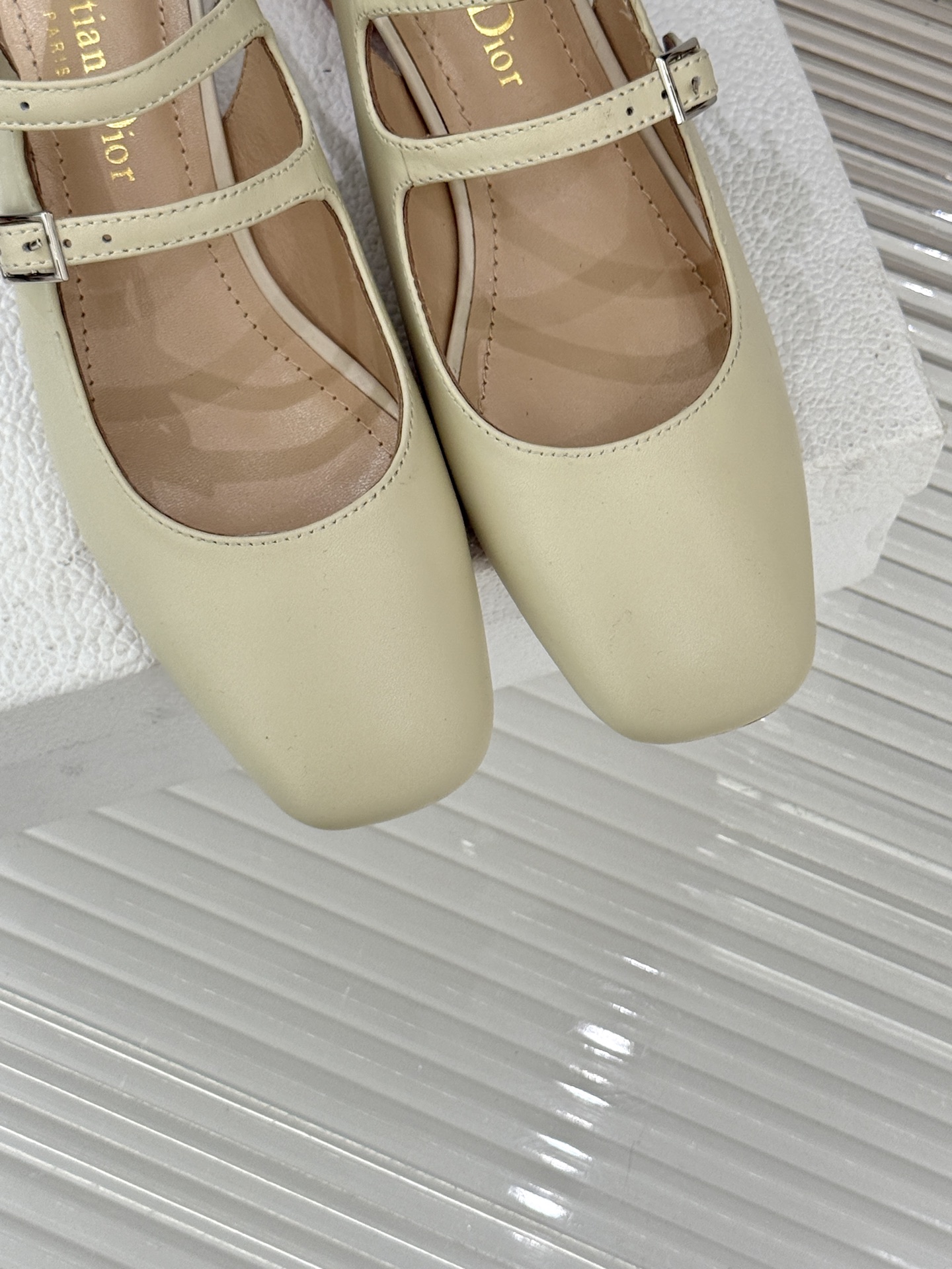 Dior/迪奥26WF新品双带粗跟玛丽珍鞋溯源品牌1950年代经典基因以现代审美重构复古摩登。金属搭扣尽