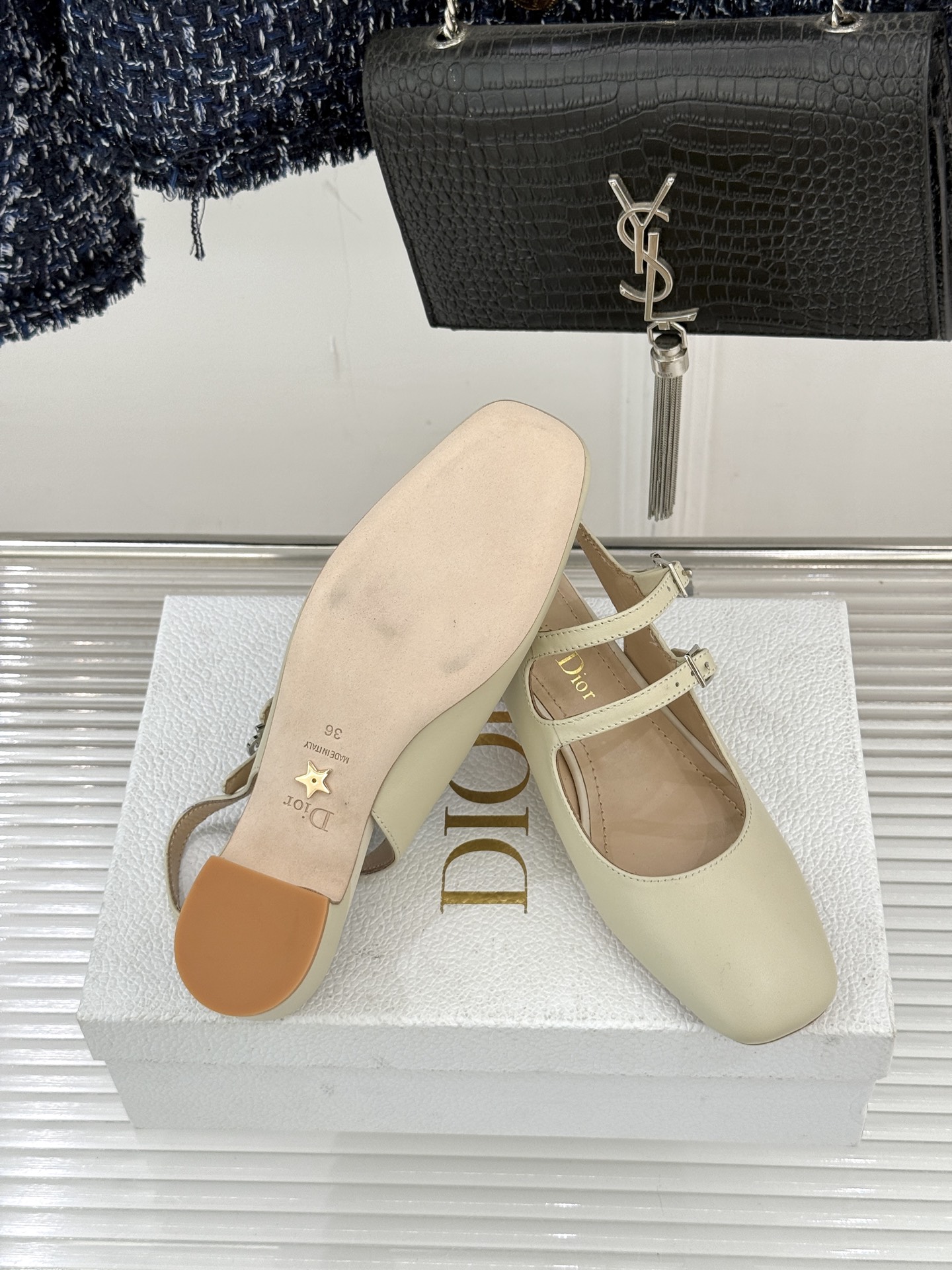 Dior/迪奥26WF新品双带粗跟玛丽珍鞋溯源品牌1950年代经典基因以现代审美重构复古摩登。金属搭扣尽