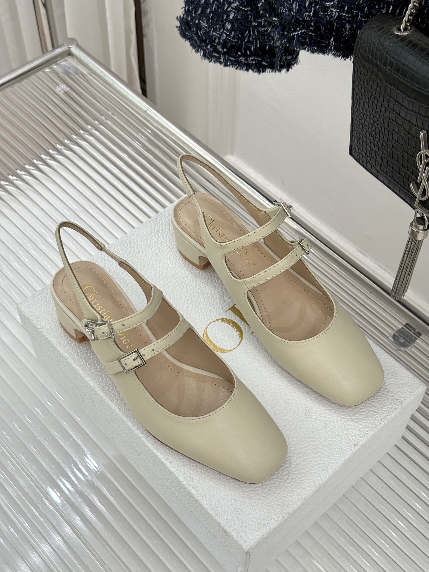 Dior/迪奥26WF新品双带粗跟玛丽珍鞋溯源品牌1950年代经典基因以现代审美重构复古摩登。金属搭扣尽