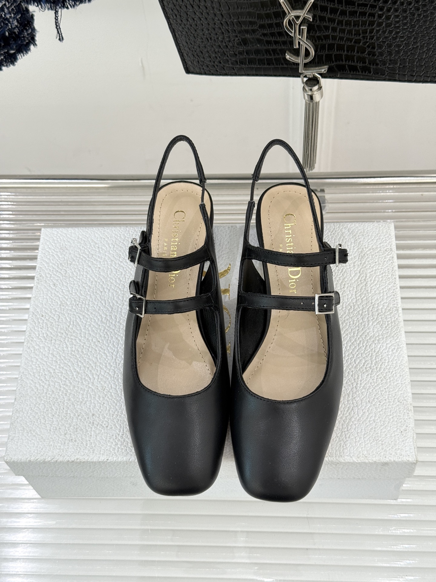 Dior/迪奥26WF新品双带粗跟玛丽珍鞋溯源品牌1950年代经典基因以现代审美重构复古摩登。金属搭扣尽