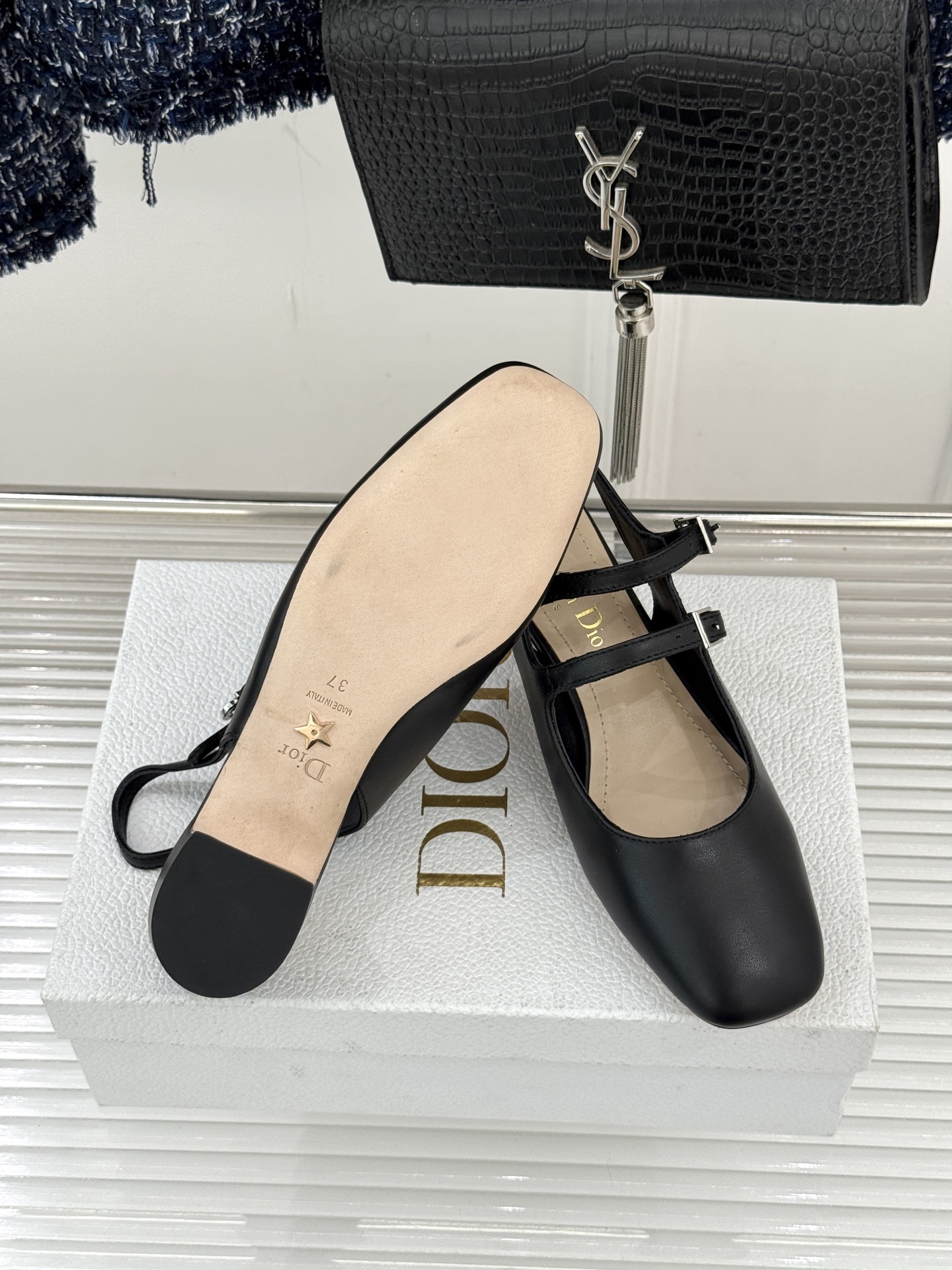 Dior/迪奥26WF新品双带粗跟玛丽珍鞋溯源品牌1950年代经典基因以现代审美重构复古摩登。金属搭扣尽