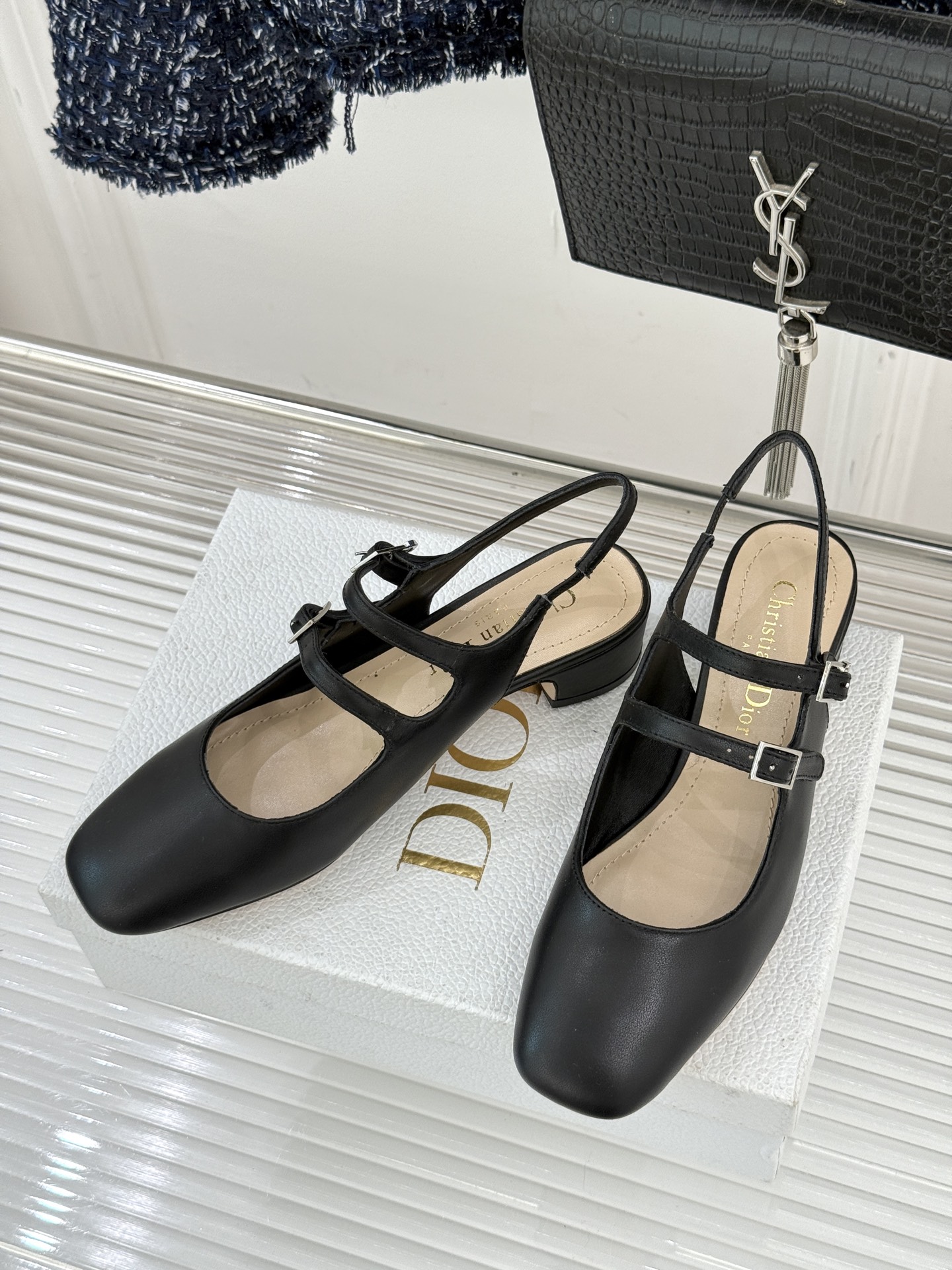 Dior/迪奥26WF新品双带粗跟玛丽珍鞋溯源品牌1950年代经典基因以现代审美重构复古摩登。金属搭扣尽