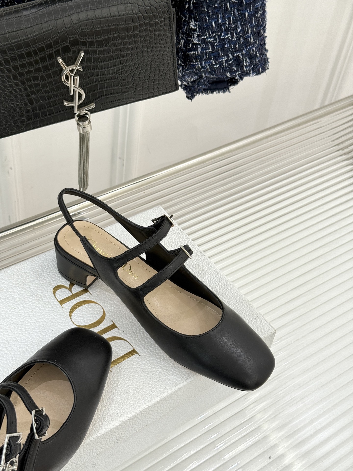 Dior/迪奥26WF新品双带粗跟玛丽珍鞋溯源品牌1950年代经典基因以现代审美重构复古摩登。金属搭扣尽