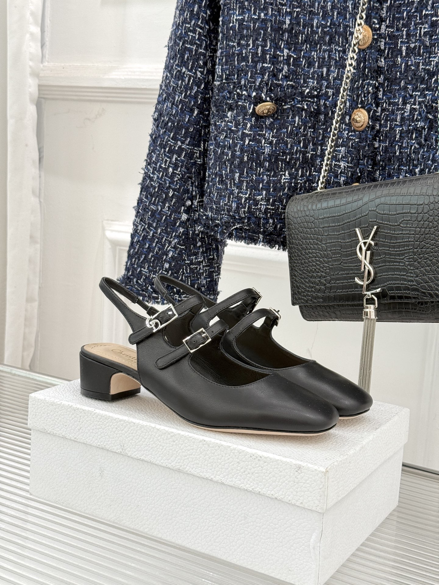 Dior/迪奥26WF新品双带粗跟玛丽珍鞋溯源品牌1950年代经典基因以现代审美重构复古摩登。金属搭扣尽