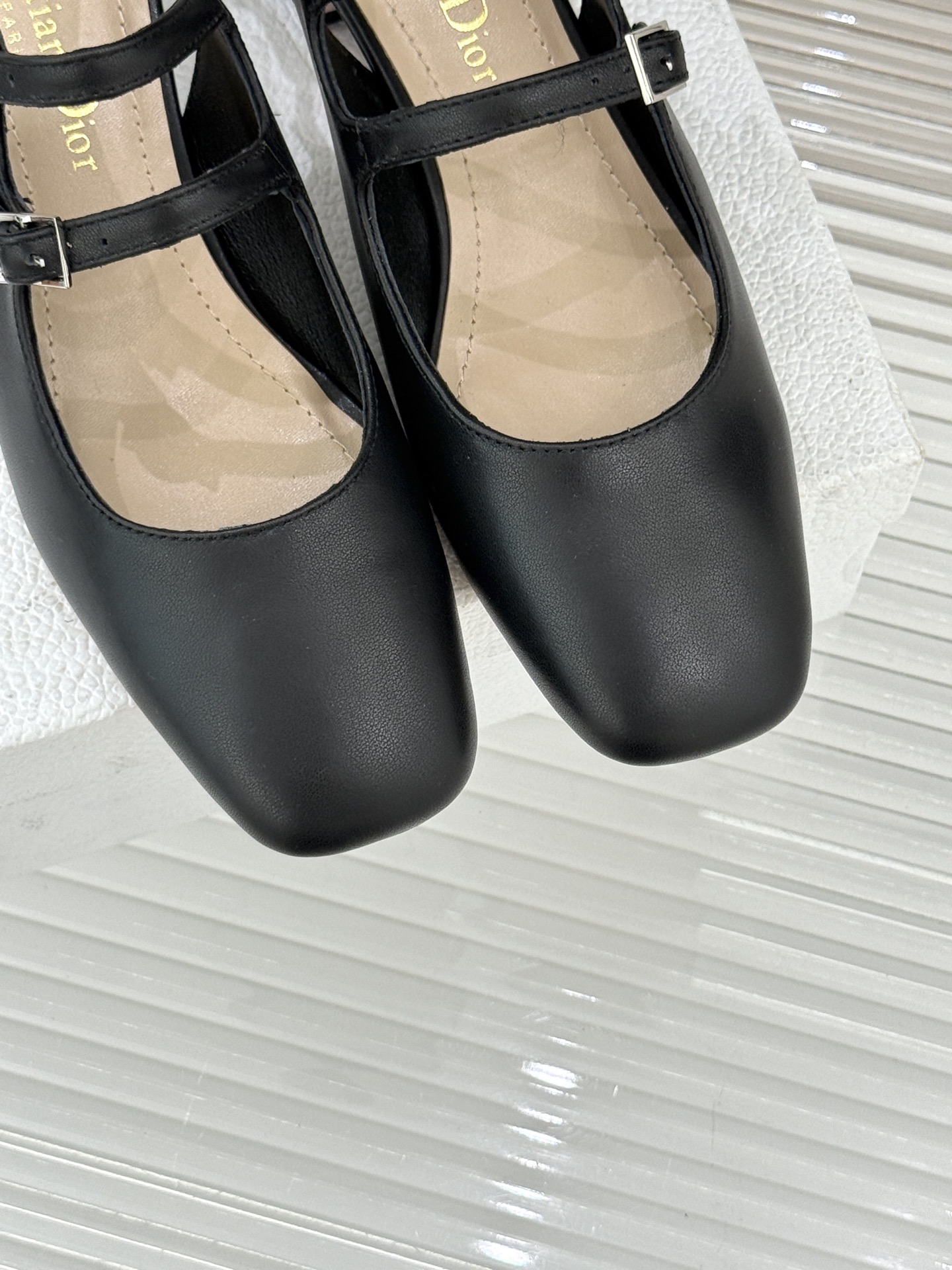 Dior/迪奥26WF新品双带粗跟玛丽珍鞋溯源品牌1950年代经典基因以现代审美重构复古摩登。金属搭扣尽