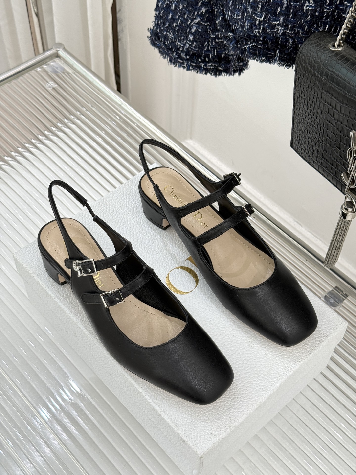 Dior/迪奥26WF新品双带粗跟玛丽珍鞋溯源品牌1950年代经典基因以现代审美重构复古摩登。金属搭扣尽