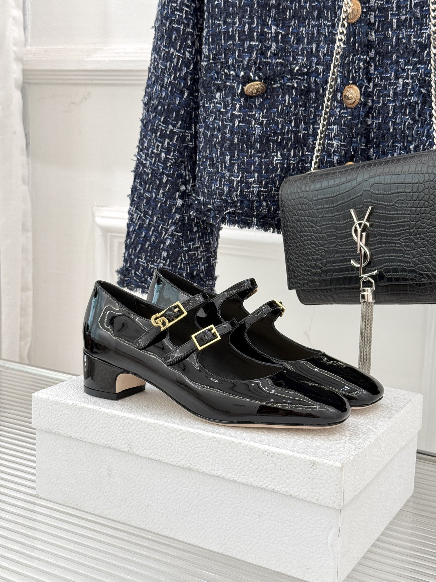 Dior/迪奥26WF新品双带粗跟玛丽珍鞋溯源品牌1950年代经典基因以现代审美重构复古摩登。金属搭扣尽