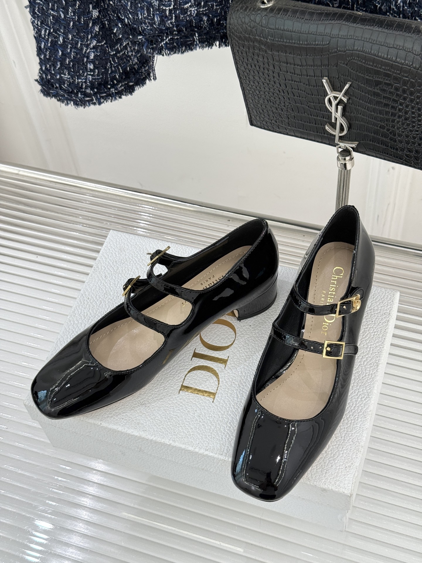 Dior/迪奥26WF新品双带粗跟玛丽珍鞋溯源品牌1950年代经典基因以现代审美重构复古摩登。金属搭扣尽