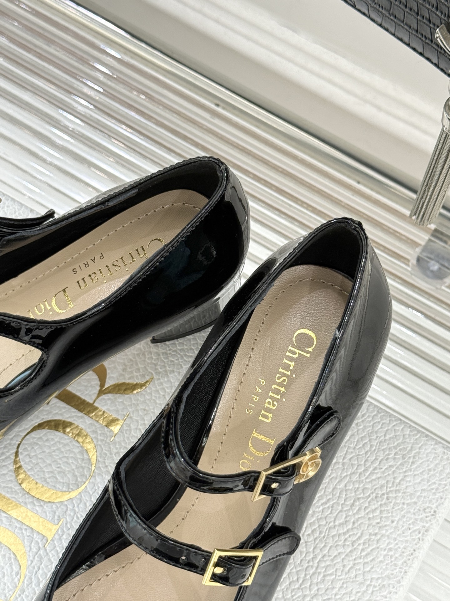 Dior/迪奥26WF新品双带粗跟玛丽珍鞋溯源品牌1950年代经典基因以现代审美重构复古摩登。金属搭扣尽