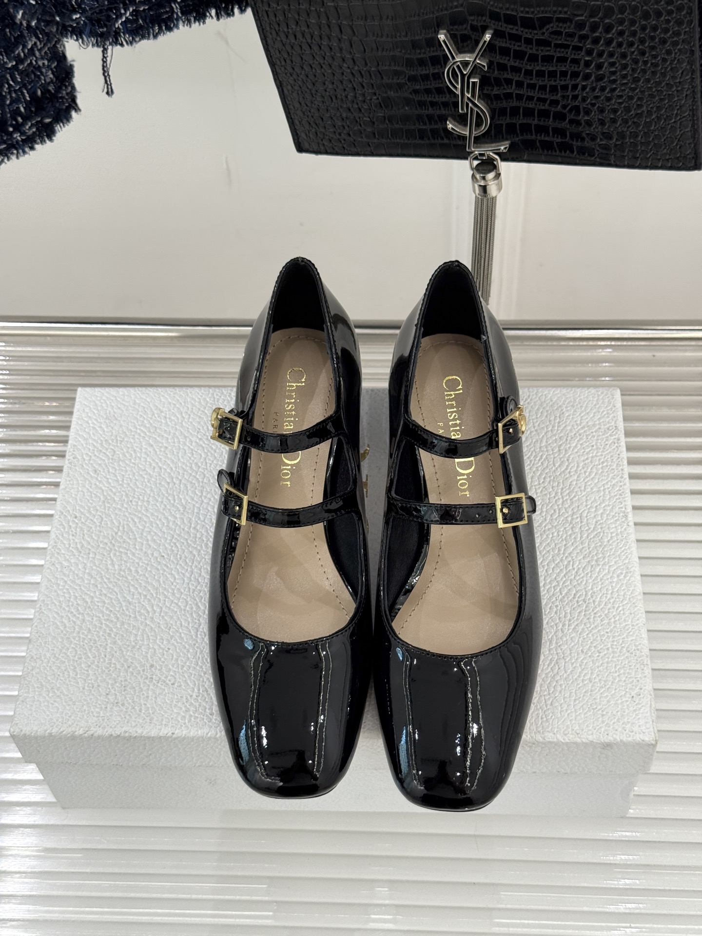 Dior/迪奥26WF新品双带粗跟玛丽珍鞋溯源品牌1950年代经典基因以现代审美重构复古摩登。金属搭扣尽