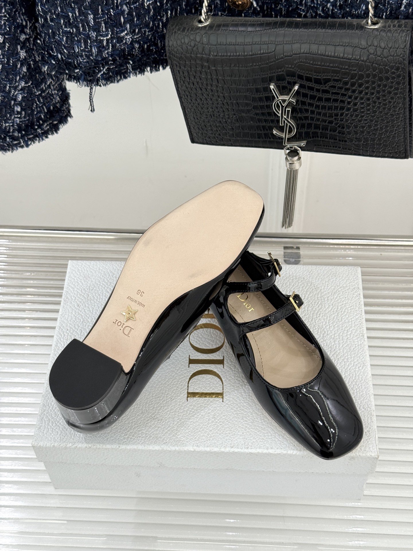 Dior/迪奥26WF新品双带粗跟玛丽珍鞋溯源品牌1950年代经典基因以现代审美重构复古摩登。金属搭扣尽