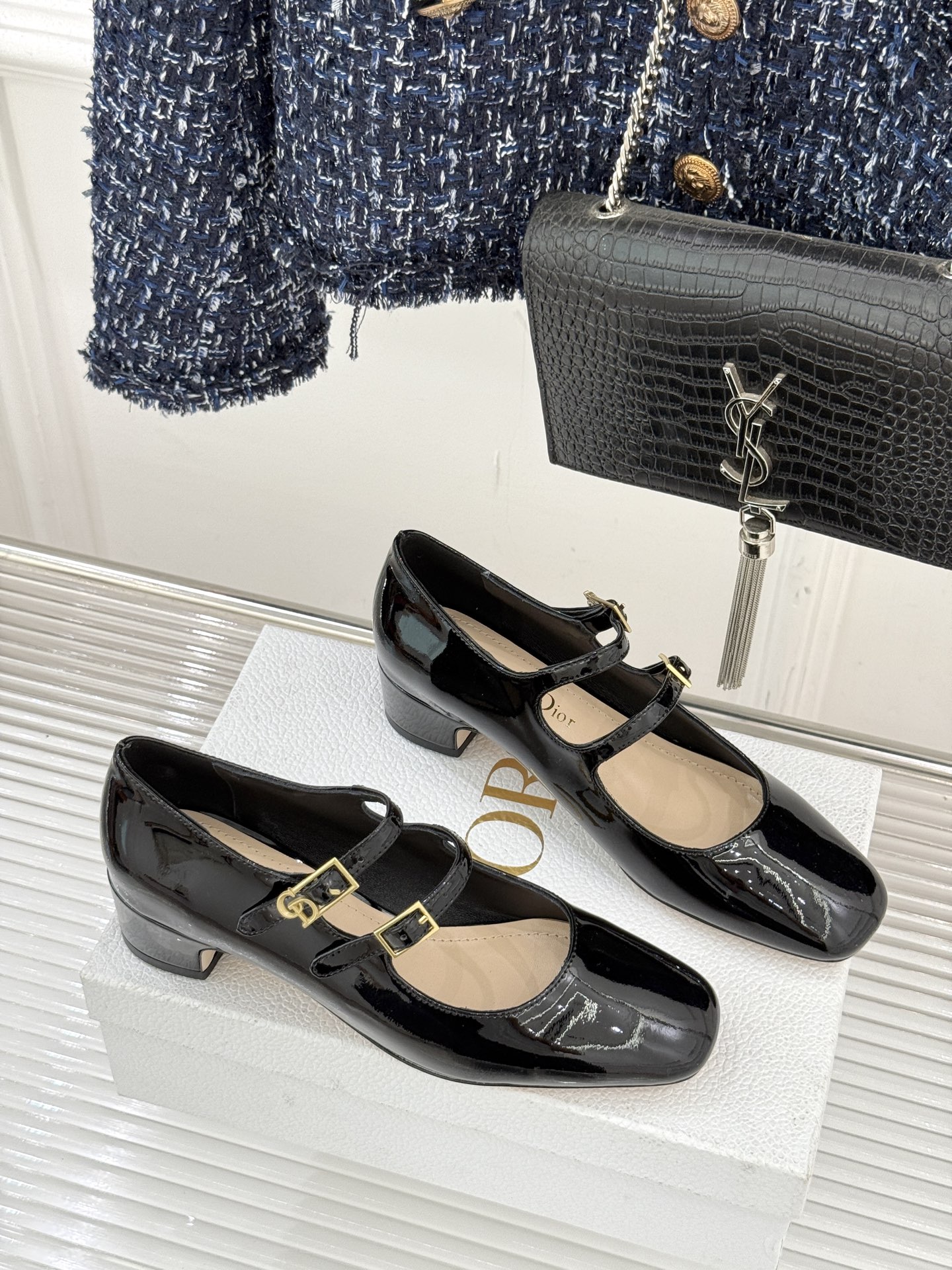 Dior/迪奥26WF新品双带粗跟玛丽珍鞋溯源品牌1950年代经典基因以现代审美重构复古摩登。金属搭扣尽