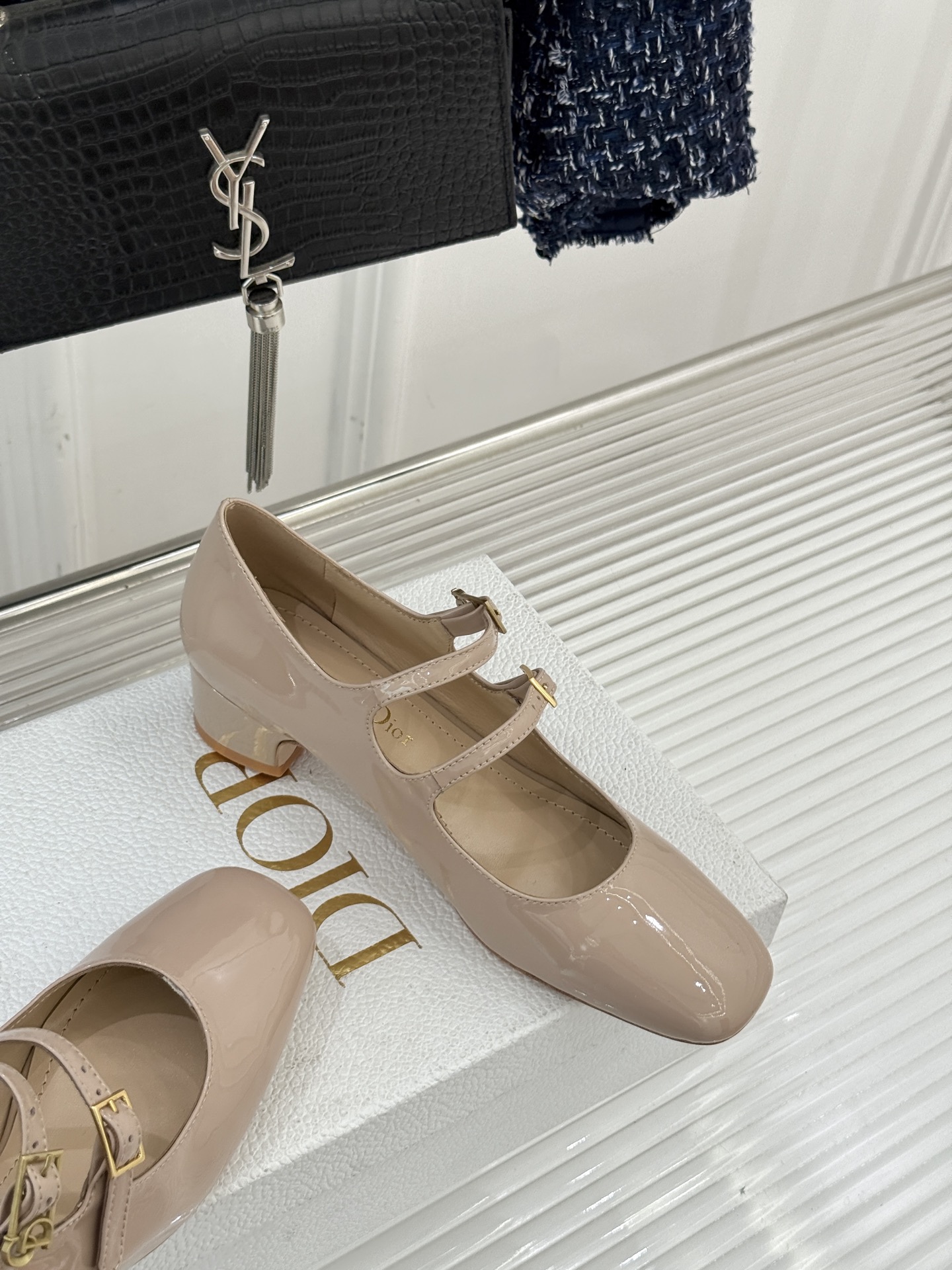 Dior/迪奥26WF新品双带粗跟玛丽珍鞋溯源品牌1950年代经典基因以现代审美重构复古摩登。金属搭扣尽