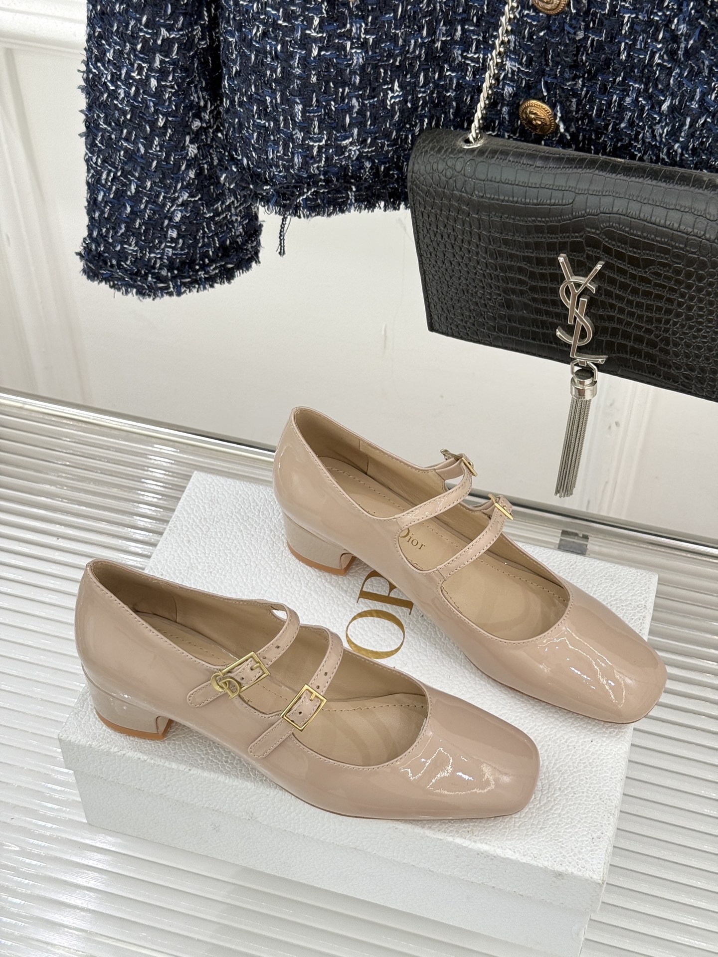 Dior/迪奥26WF新品双带粗跟玛丽珍鞋溯源品牌1950年代经典基因以现代审美重构复古摩登。金属搭扣尽