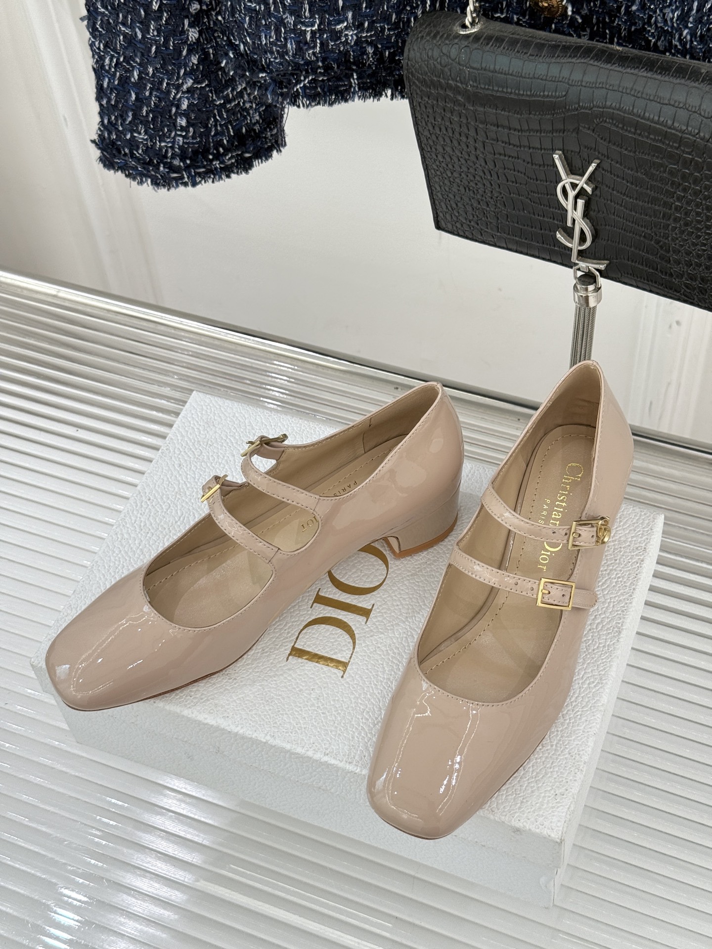 Dior/迪奥26WF新品双带粗跟玛丽珍鞋溯源品牌1950年代经典基因以现代审美重构复古摩登。金属搭扣尽