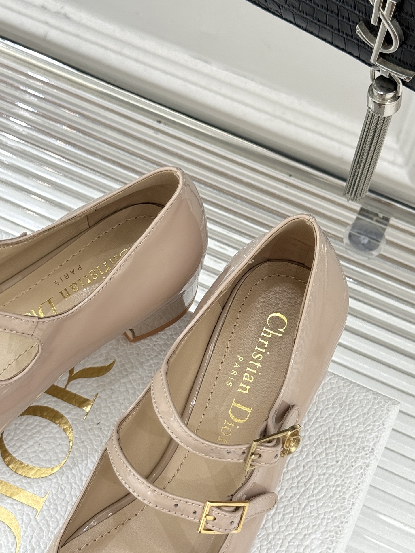 Dior/迪奥26WF新品双带粗跟玛丽珍鞋溯源品牌1950年代经典基因以现代审美重构复古摩登。金属搭扣尽