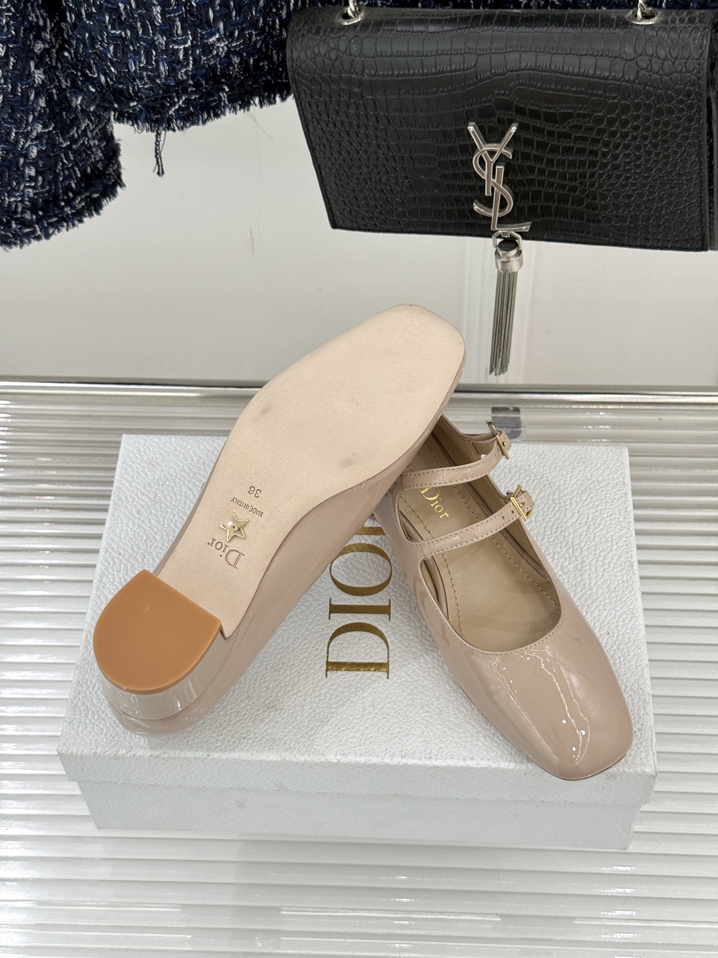 Dior/迪奥26WF新品双带粗跟玛丽珍鞋溯源品牌1950年代经典基因以现代审美重构复古摩登。金属搭扣尽