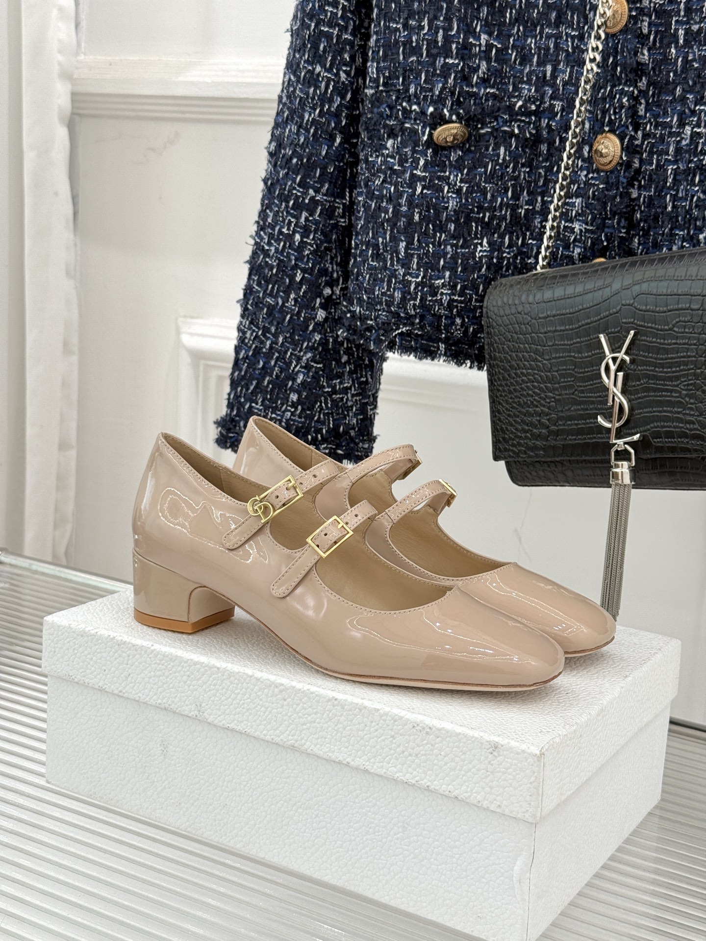 Dior/迪奥26WF新品双带粗跟玛丽珍鞋溯源品牌1950年代经典基因以现代审美重构复古摩登。金属搭扣尽