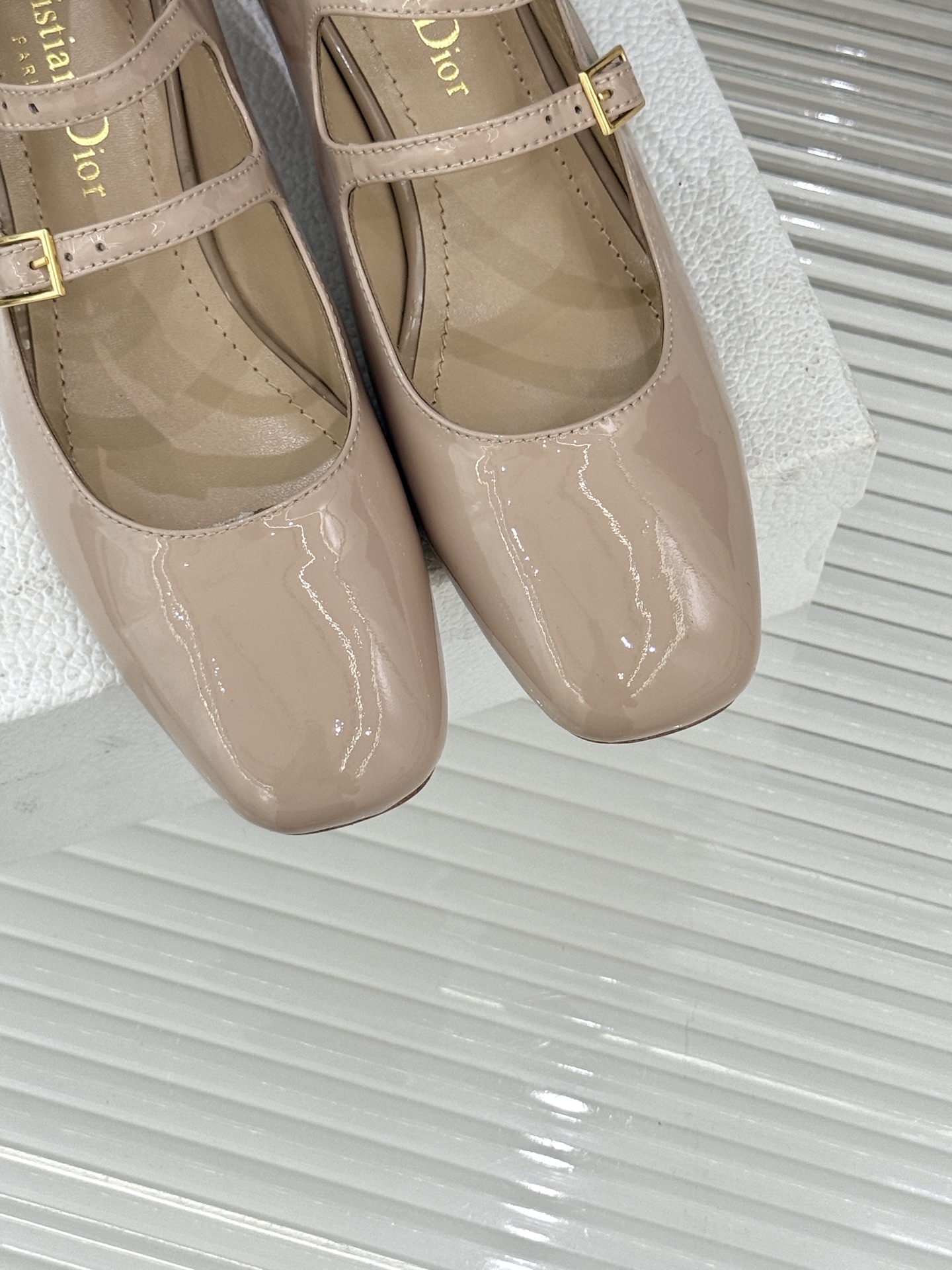 Dior/迪奥26WF新品双带粗跟玛丽珍鞋溯源品牌1950年代经典基因以现代审美重构复古摩登。金属搭扣尽