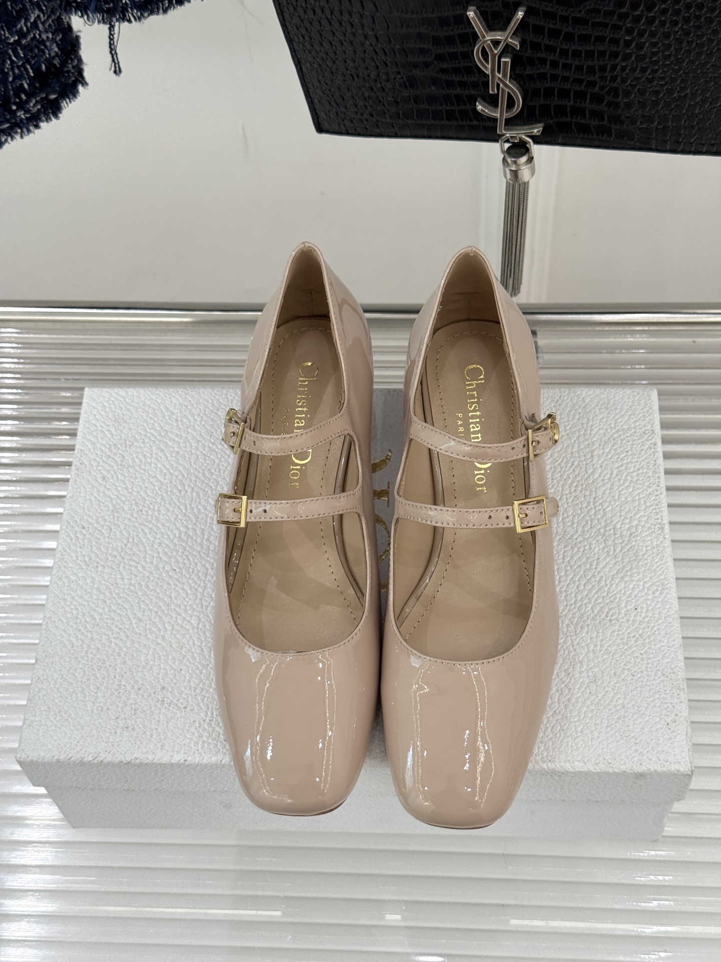 Dior/迪奥26WF新品双带粗跟玛丽珍鞋溯源品牌1950年代经典基因以现代审美重构复古摩登。金属搭扣尽